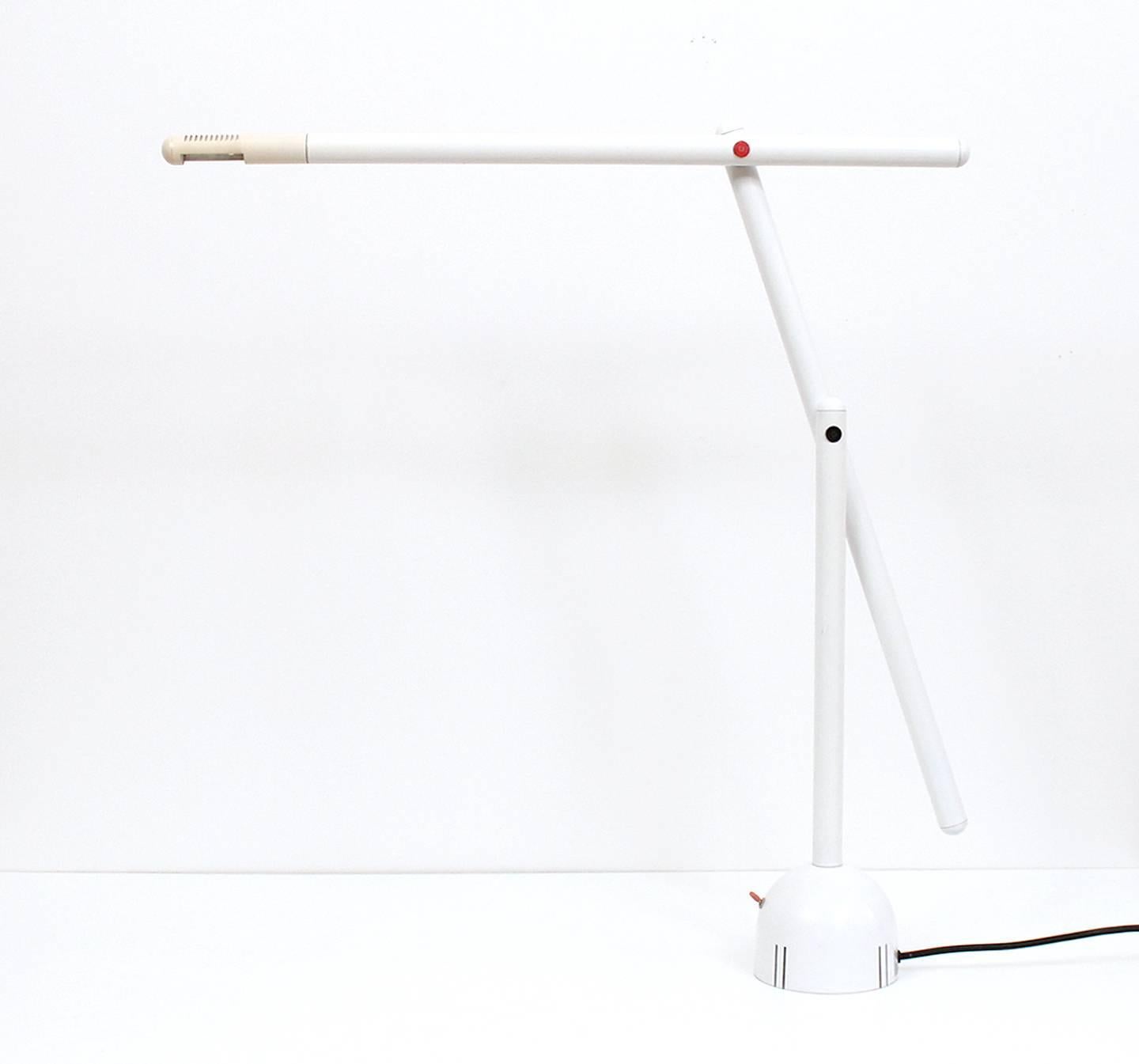 Mira table lamp designed by Mario Arnaboldi for Italian firm Programmaluce. Production of this lamp was very limited. This example in white enameled metal. Its arms can be adjusted and moved into a variety of positions emphasizing the angular