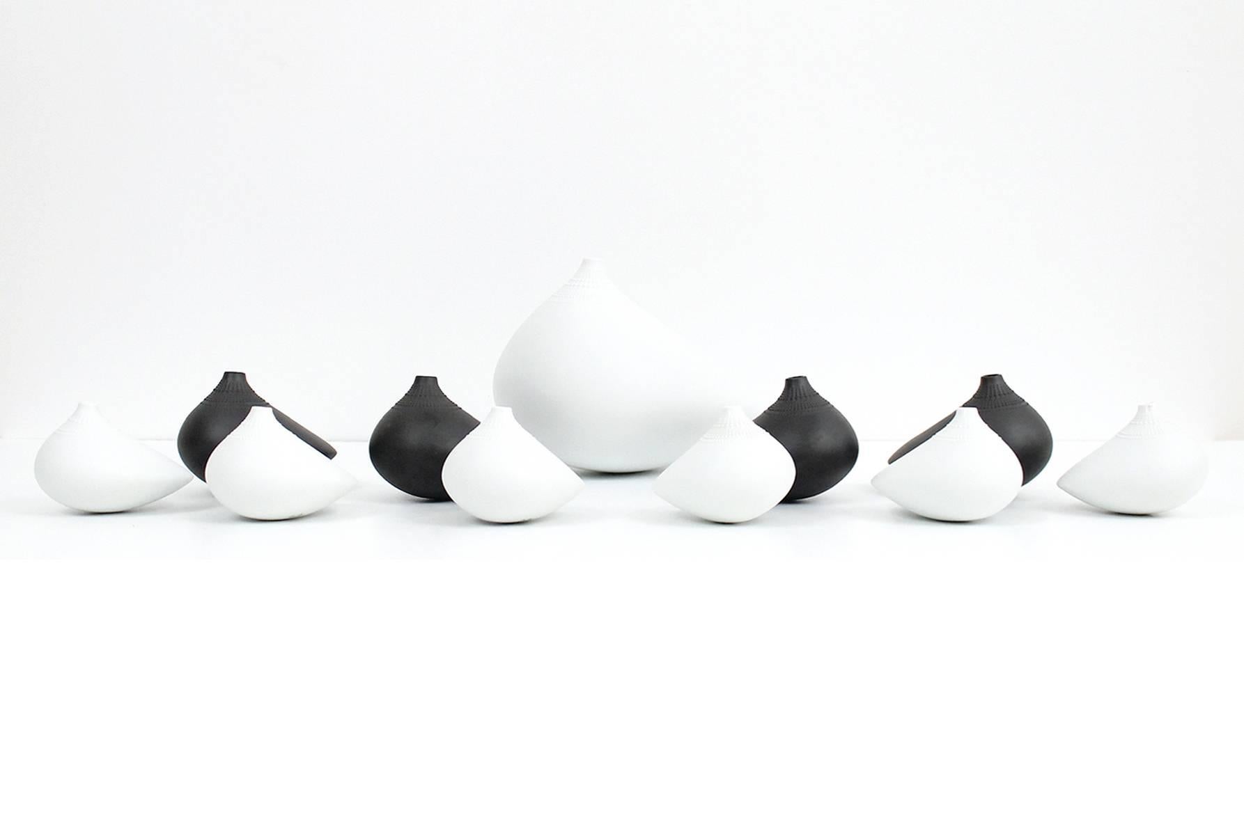 Von Tapio Wirkkala entworfene Porzellanvasen-Kollektion.  Diese 11 Vasen stammen aus der Linie 