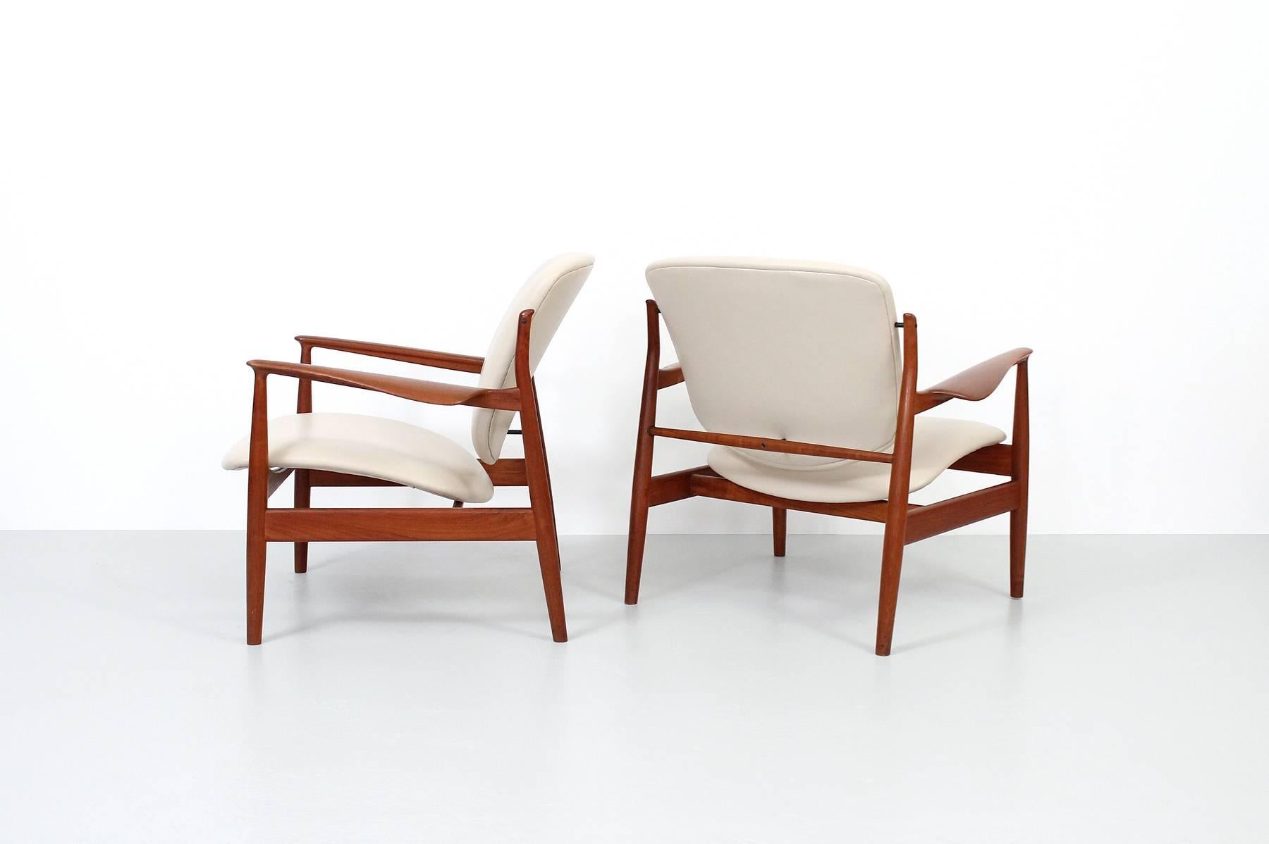 Scandinavian Modern Pair of Lounge Chairs by Finn Juhl