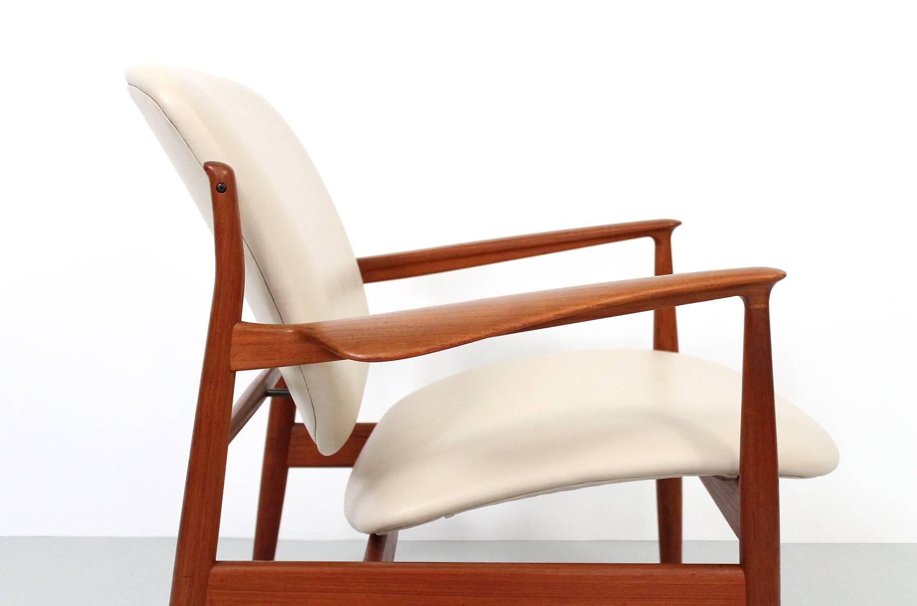 Mid-20th Century Pair of Lounge Chairs by Finn Juhl