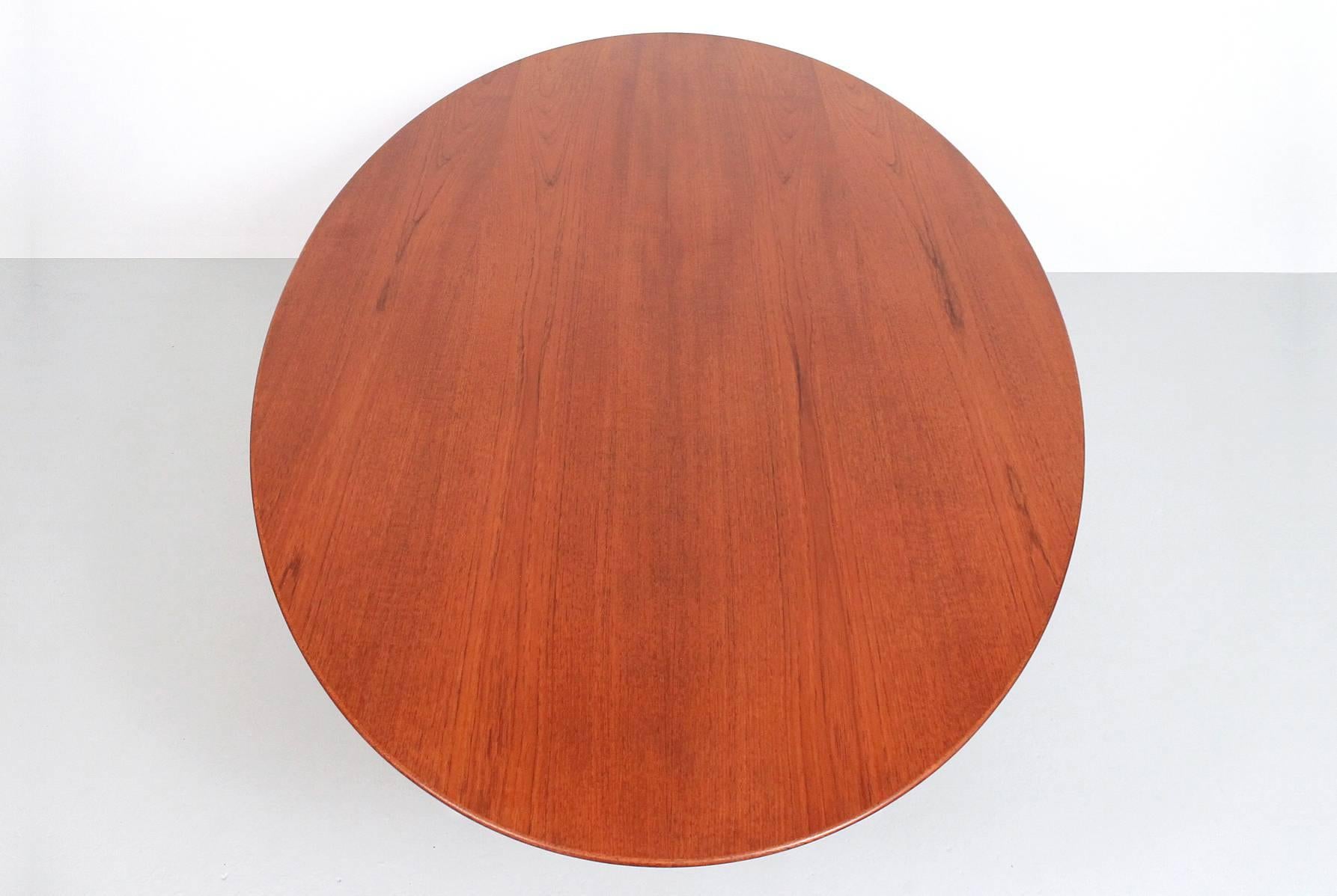 Oval Florence Knoll Teak Dining Table In Good Condition In Waltham, MA