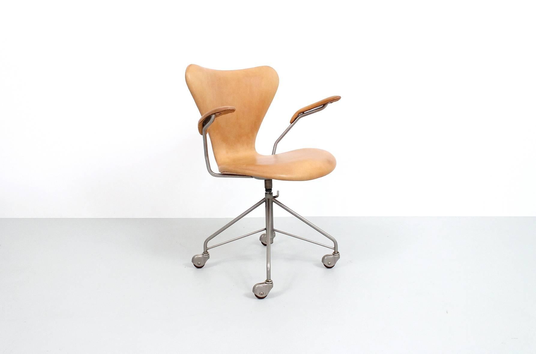 Early model 3117 leather Sevener office or desk chair by Arne Jacobsen for Fritz Hansen. Chair swivels and adjusts for height.