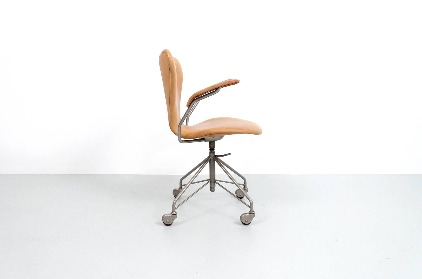 Scandinavian Modern Sevener Desk Chair by Arne Jacobsen