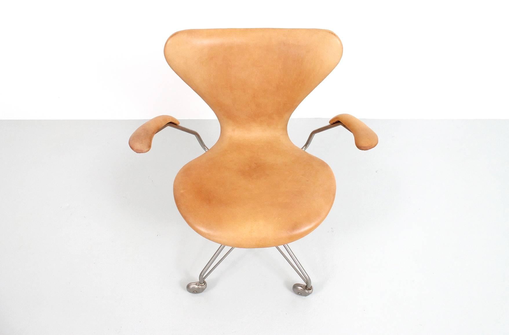 Sevener Desk Chair by Arne Jacobsen In Excellent Condition In Waltham, MA