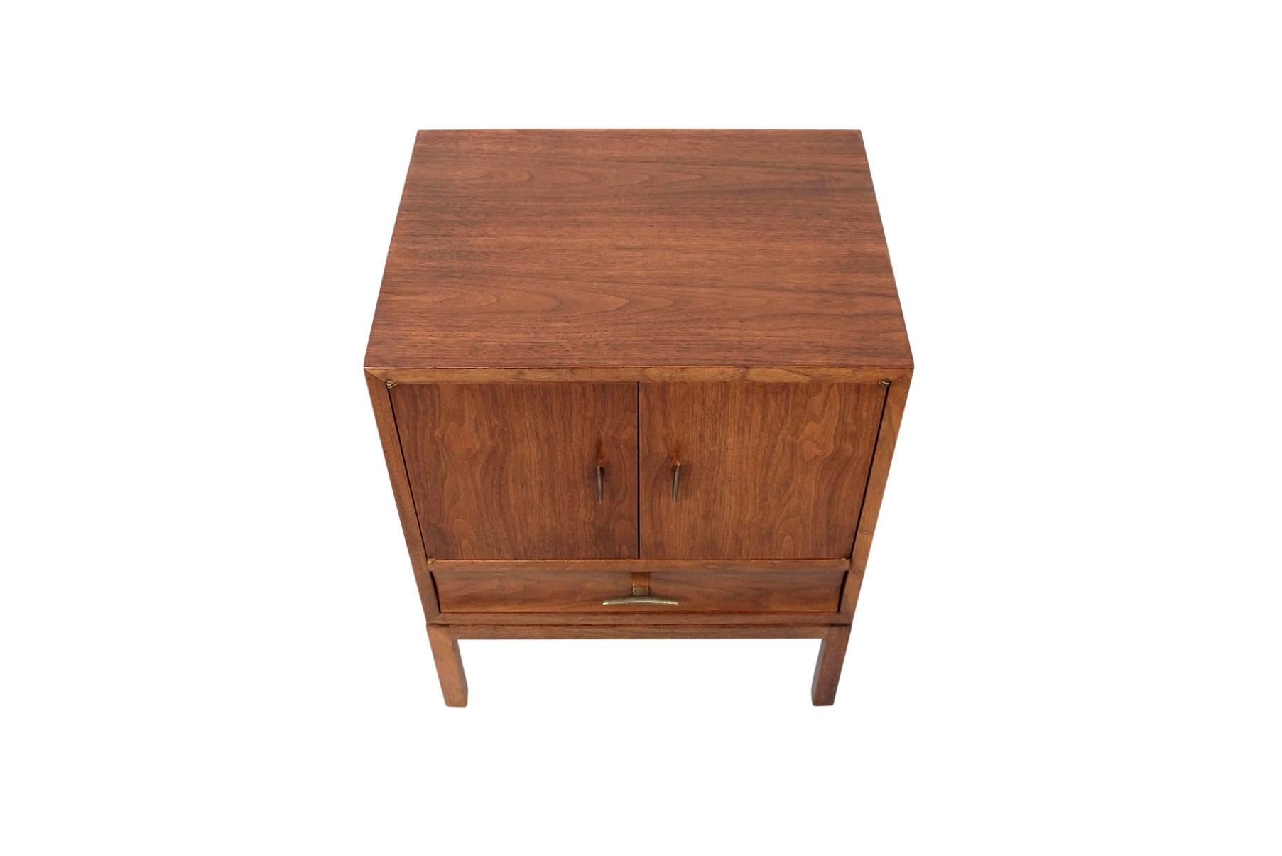 Mid-20th Century Pair of Nightstands by Edward Wormley for Dunbar