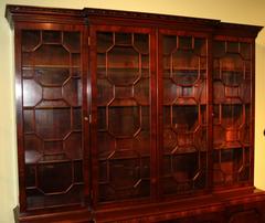 Joseph Gerte:: Boston Mahagoni-Breakfront Serverschrank oder Bücherregal