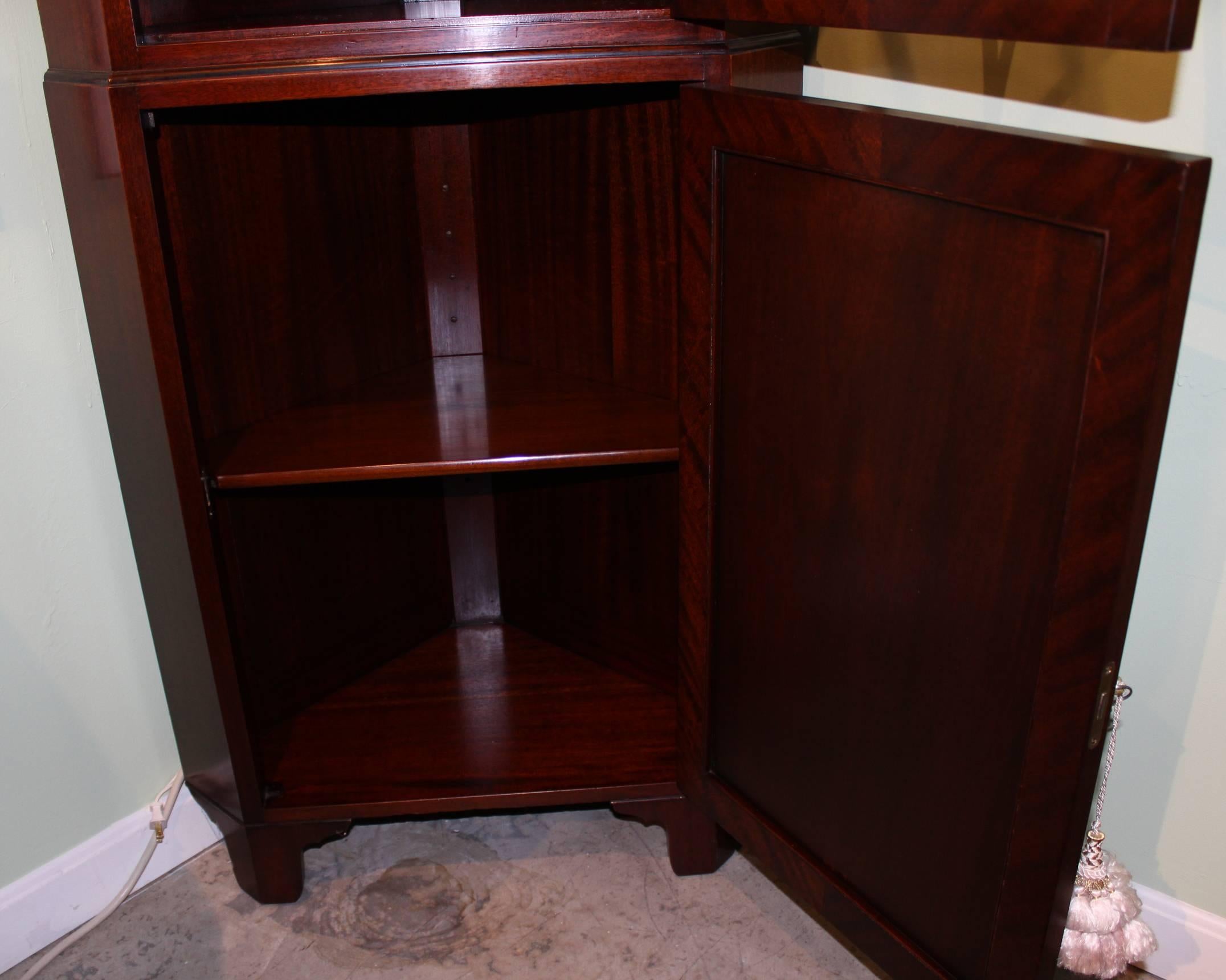 American Pair of Sheraton Style Mahogany Corner Cabinets by Old Colony, Boston