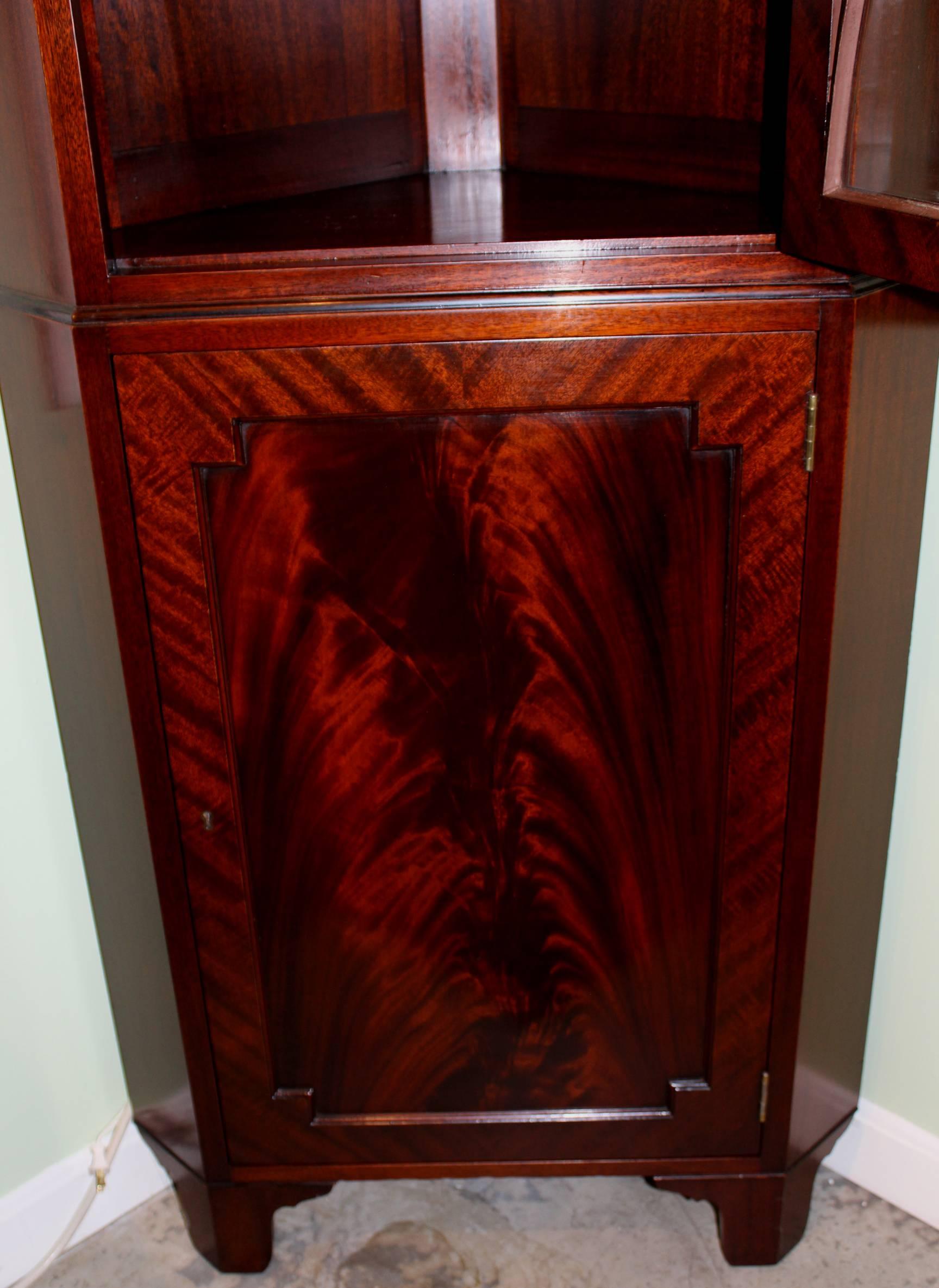 Veneer Pair of Sheraton Style Mahogany Corner Cabinets by Old Colony, Boston