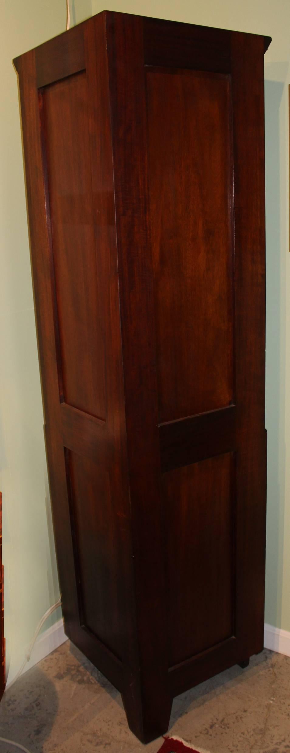 Pair of Sheraton Style Mahogany Corner Cabinets by Old Colony, Boston In Excellent Condition In Milford, NH