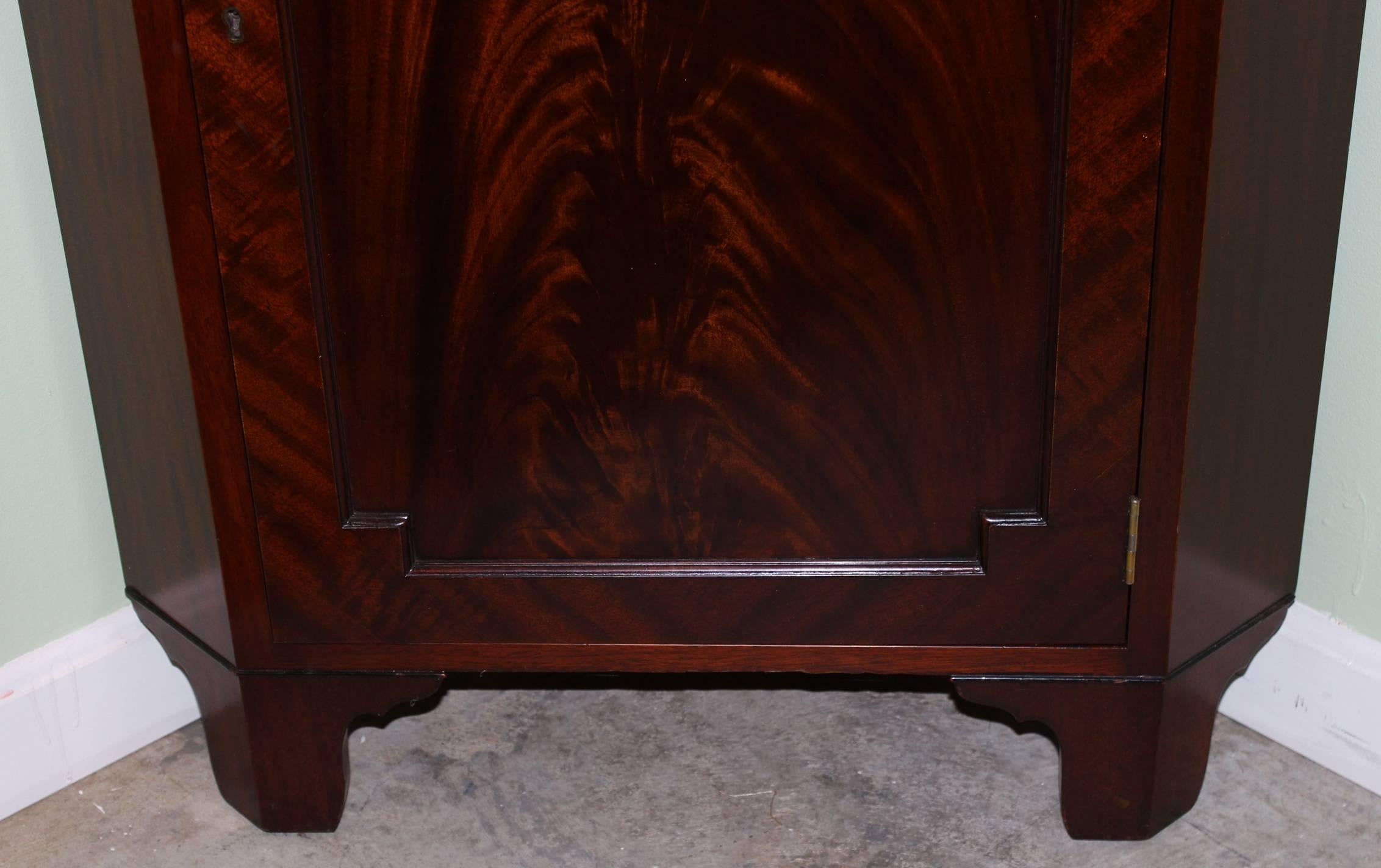 20th Century Pair of Sheraton Style Mahogany Corner Cabinets by Old Colony, Boston