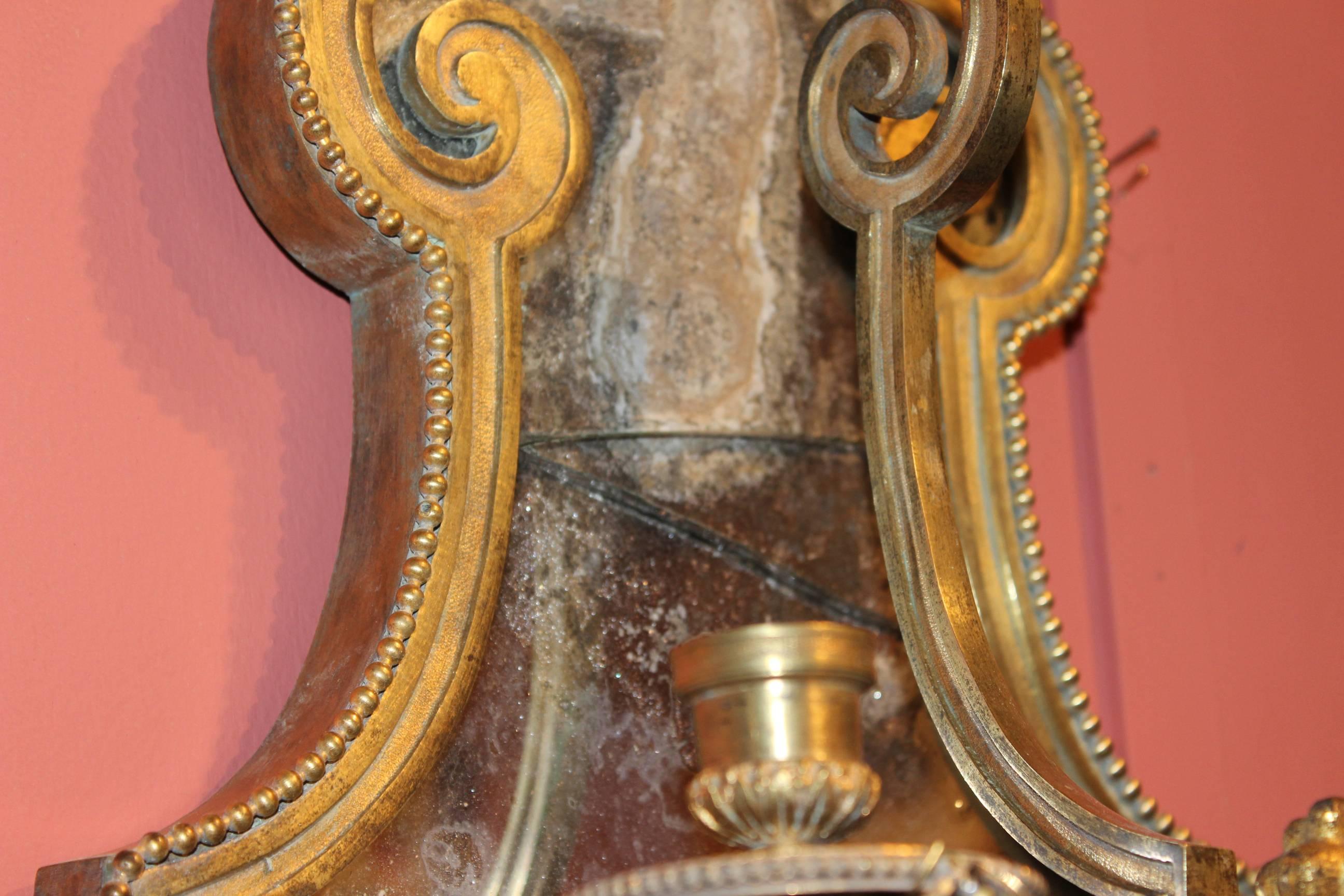 Paire d'appliques à miroir en bronze doré, probablement italiennes en vente 2