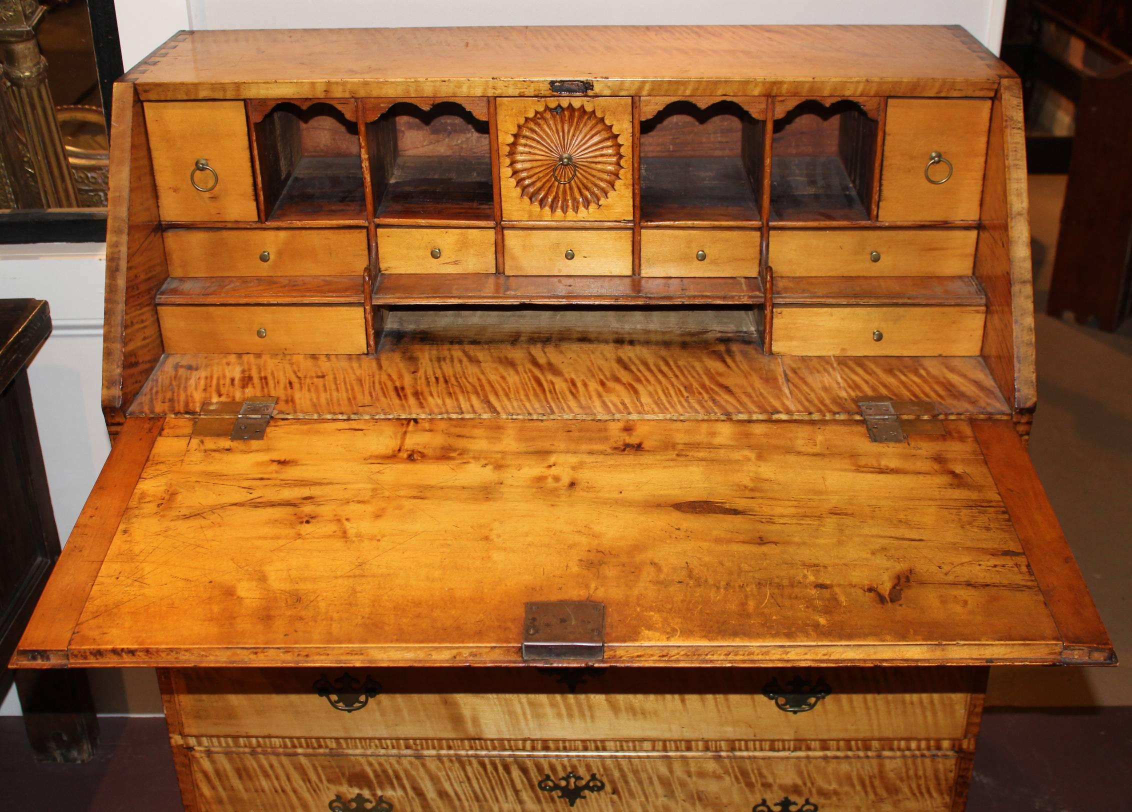New England Chippendale Tiger Maple Slant Front Desk, circa 1780-1800 In Good Condition In Milford, NH