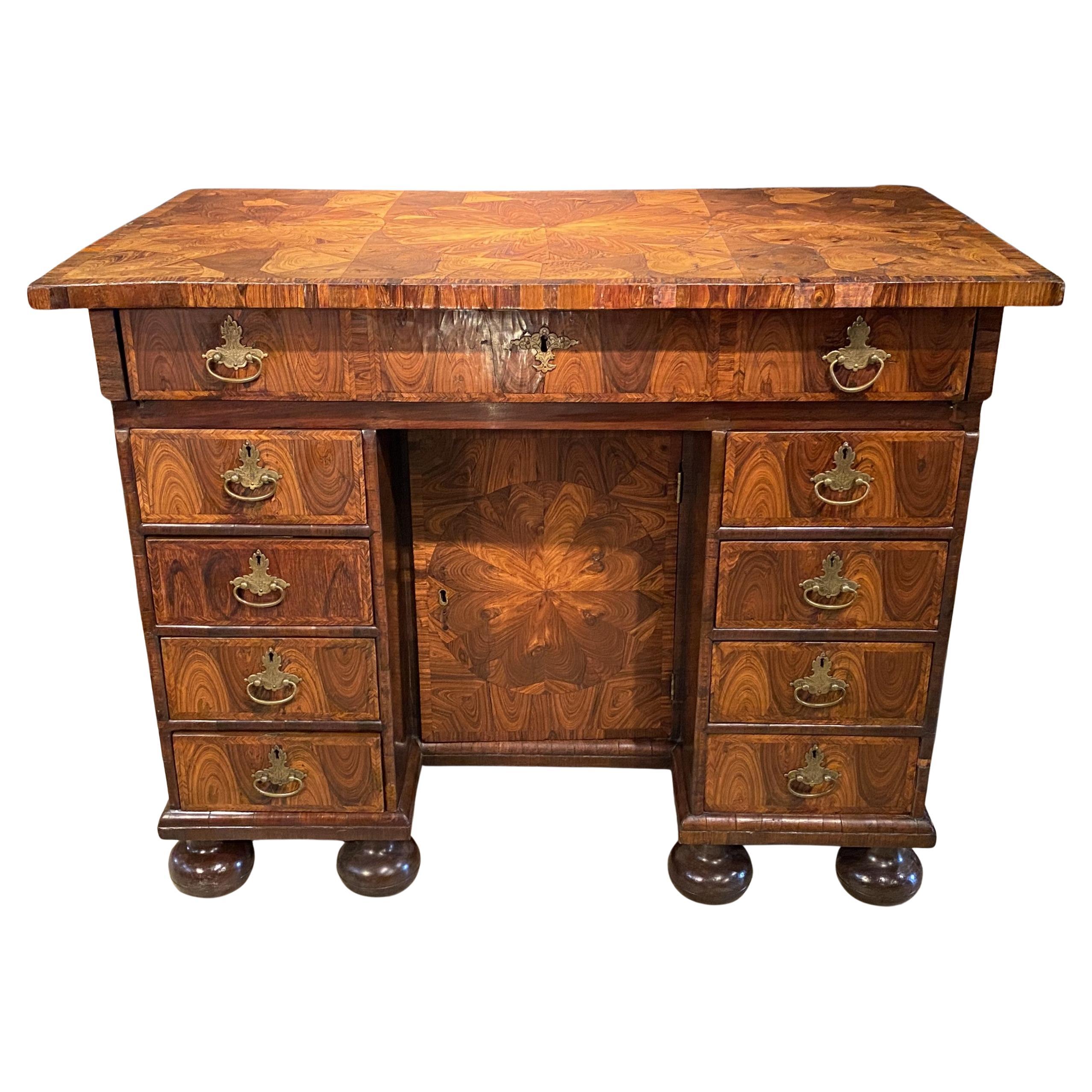 William & Mary Austernfurnierter Knielochschreibtisch in der Art von Thomas Pistor im Angebot