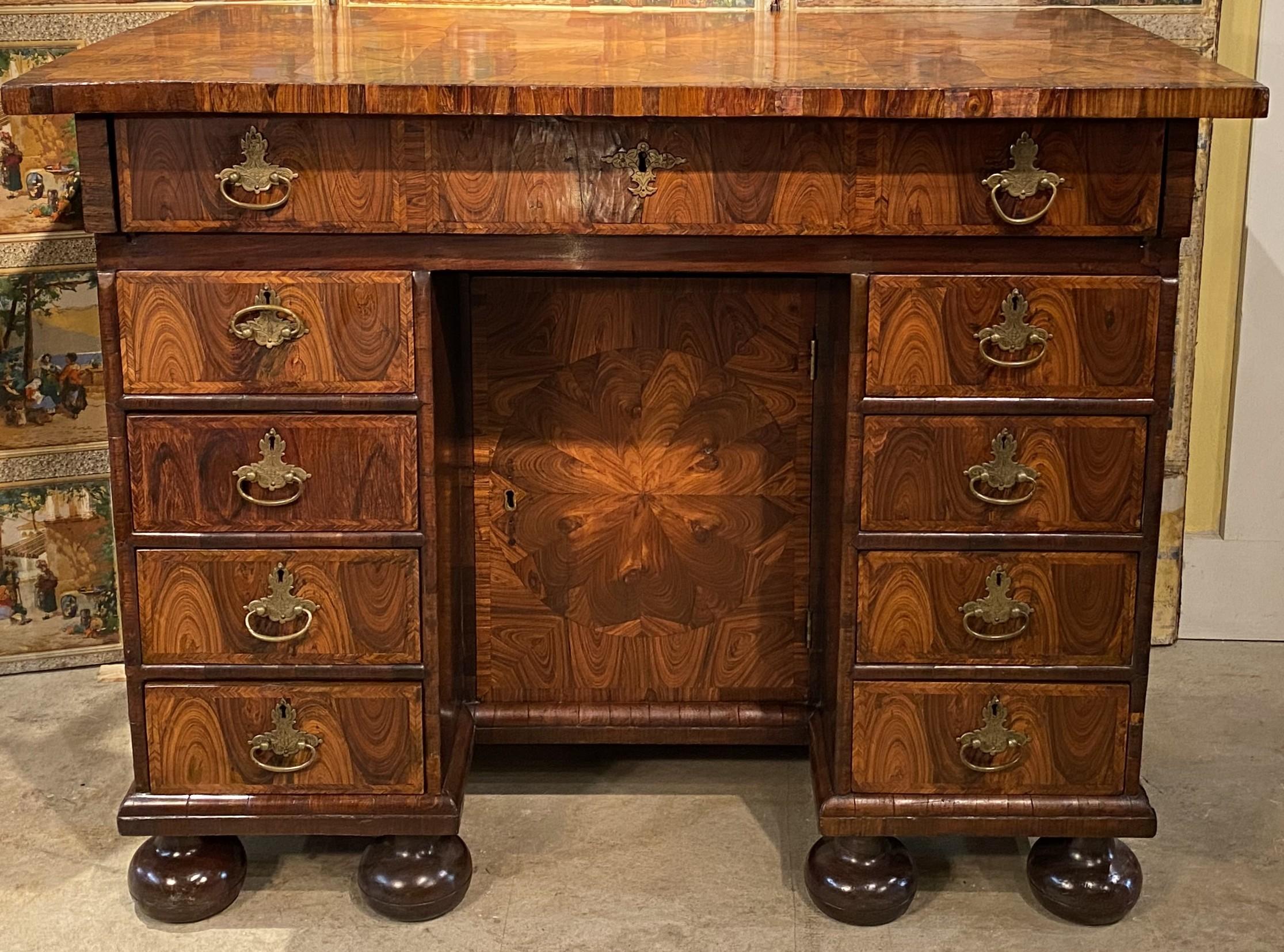 Ein spektakuläres Beispiel für eine William & Mary Auster furniert und Feder gebändert Knieloch Schreibtisch in Königsholz und Palisander in der Art von Thomas Pistor, mit Scharnier oben und vorne zu einem gefilzten Schreibfläche mit Schublade innen