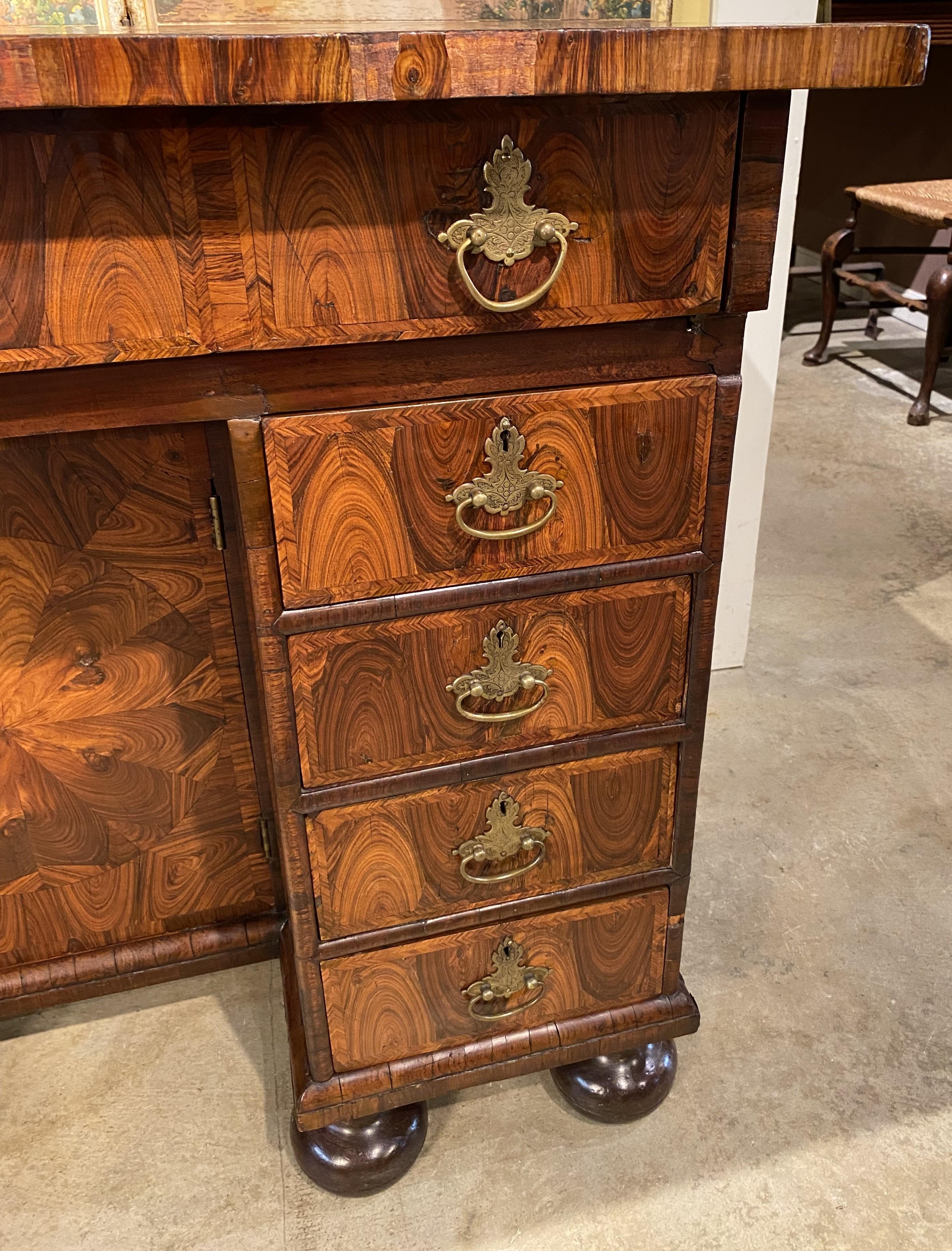 William & Mary Austernfurnierter Knielochschreibtisch in der Art von Thomas Pistor im Zustand „Gut“ im Angebot in Milford, NH