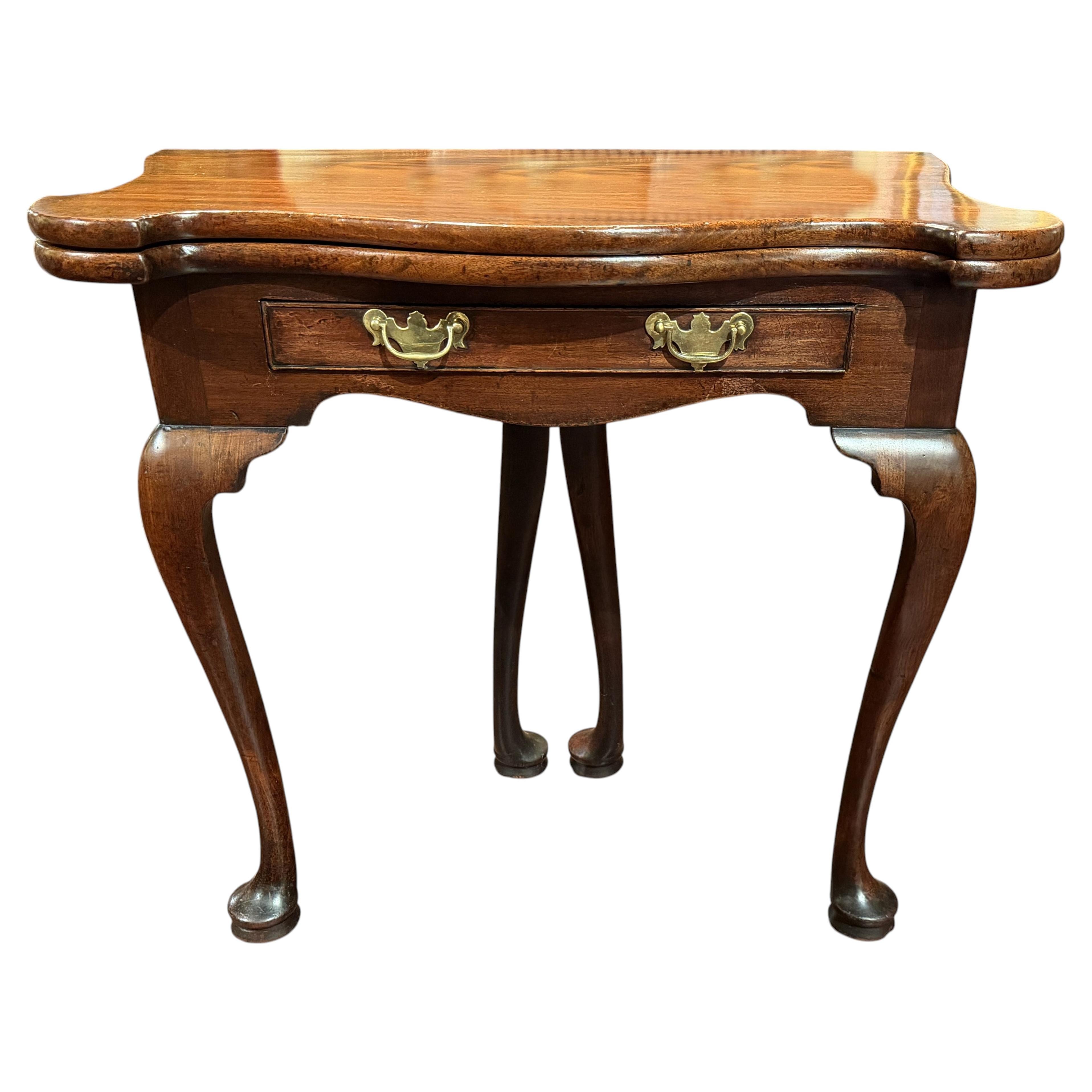 Mesa de juego inglesa del siglo XVIII de caoba con unas originales patas dobles abatibles