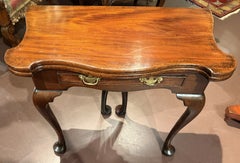 Mesa de juego inglesa del siglo XVIII de caoba con unas originales patas dobles abatibles