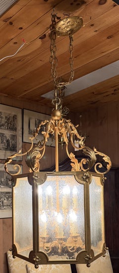 Lampadario a sospensione “Chianti Lantern” con finitura in foglia d’oro di Murray Iron Works