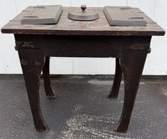 Table à cigares ou cave à cigares de style Arts & Crafts américain en chêne, avec plateau figuratif sculpté à la main