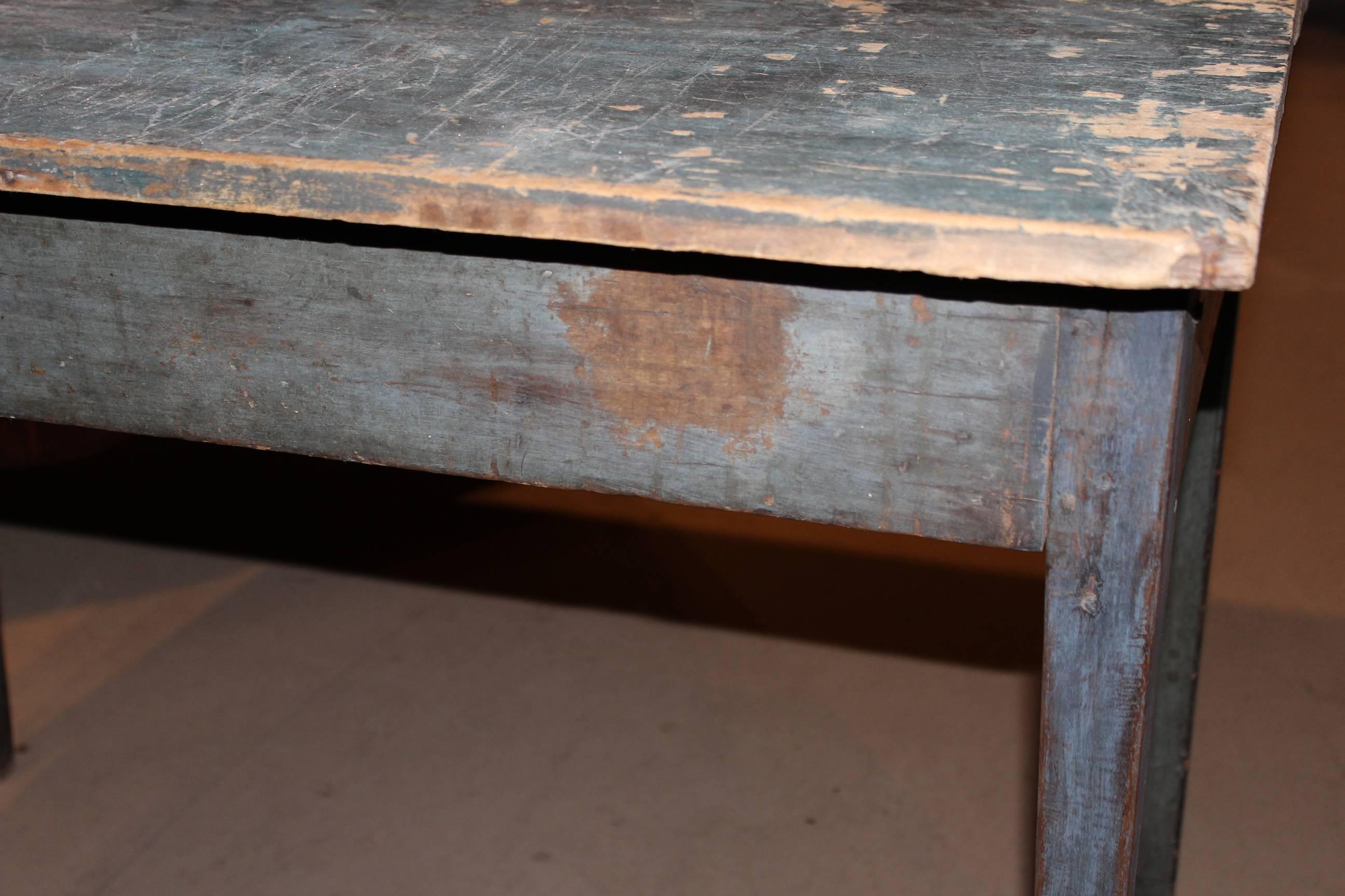 Early 19th Century American Pine Work Table in Old Blue Paint In Good Condition In Milford, NH