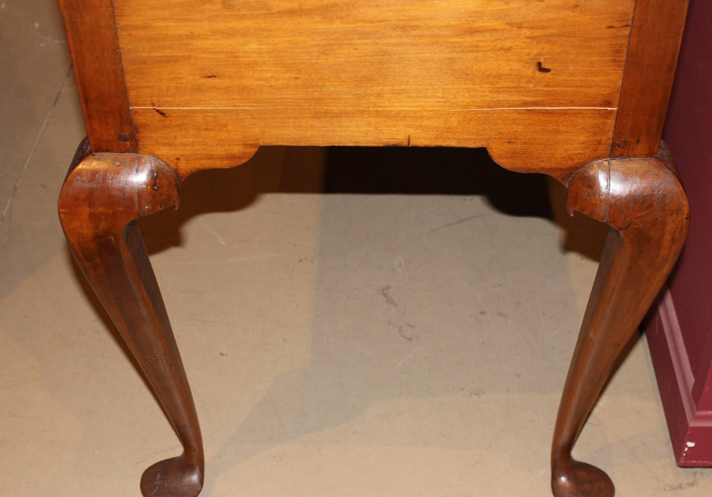 New Hampshire Queen Anne Two-Part Tiger Maple Highboy In Good Condition In Milford, NH