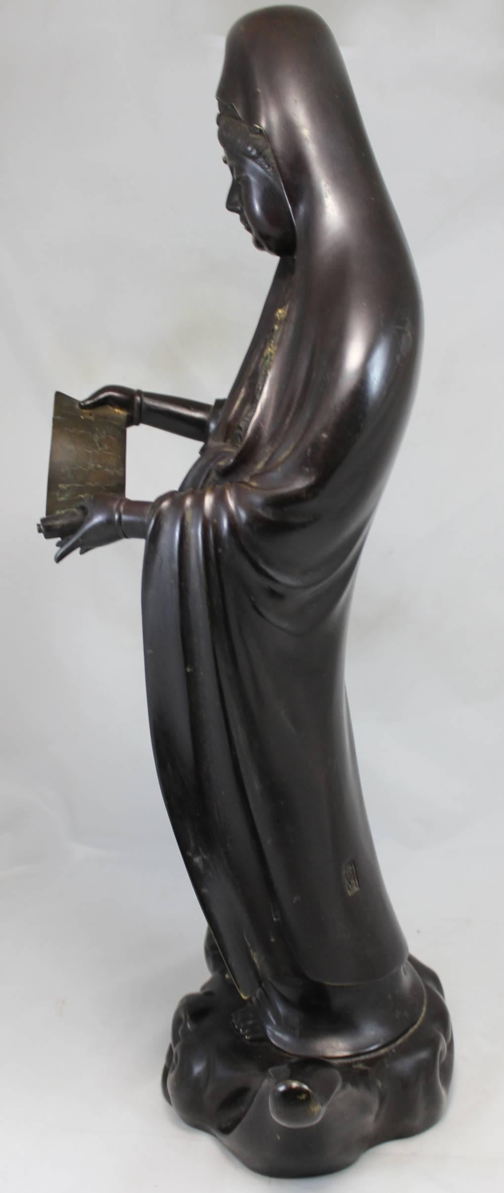 Japanese Meiji Bronze Figure of a Woman with Scroll In Excellent Condition In Milford, NH