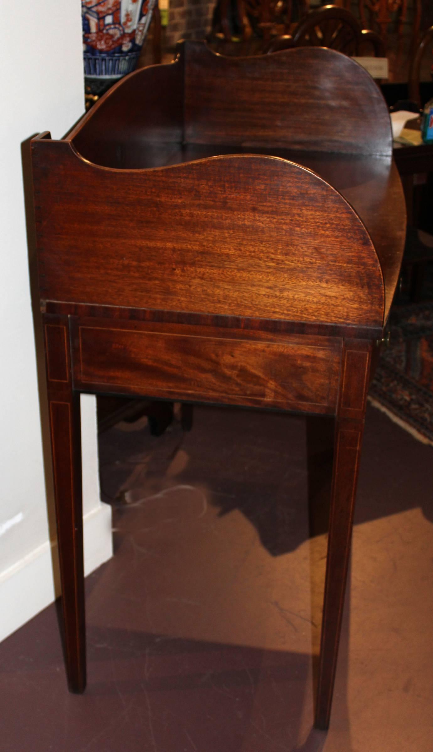 19th Century English Mahogany Bow Front Server with Shaped Splash Rail In Good Condition In Milford, NH