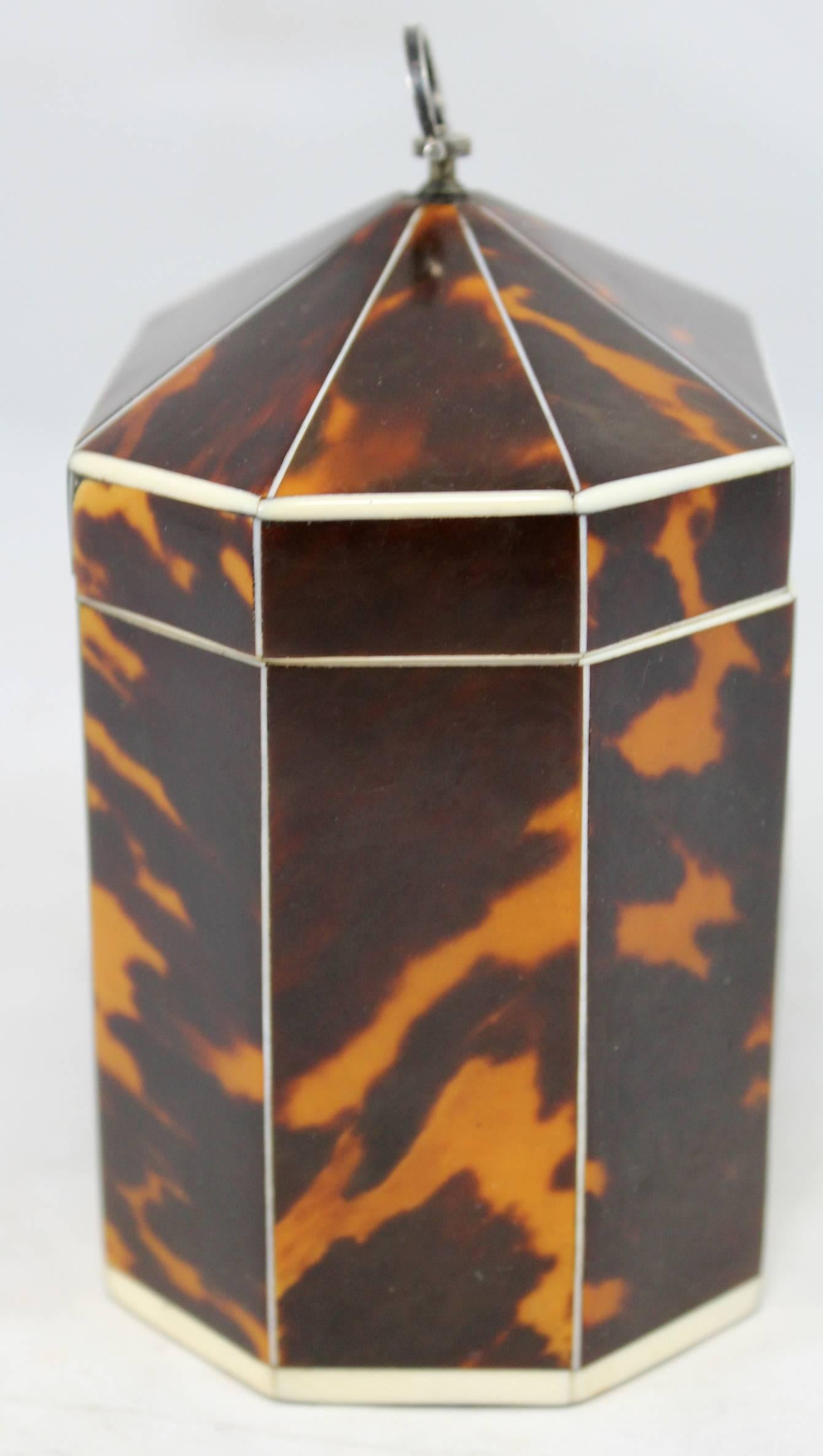 Exceptional Late 18th Century English Tea Caddy in Tortoiseshell In Excellent Condition In Milford, NH