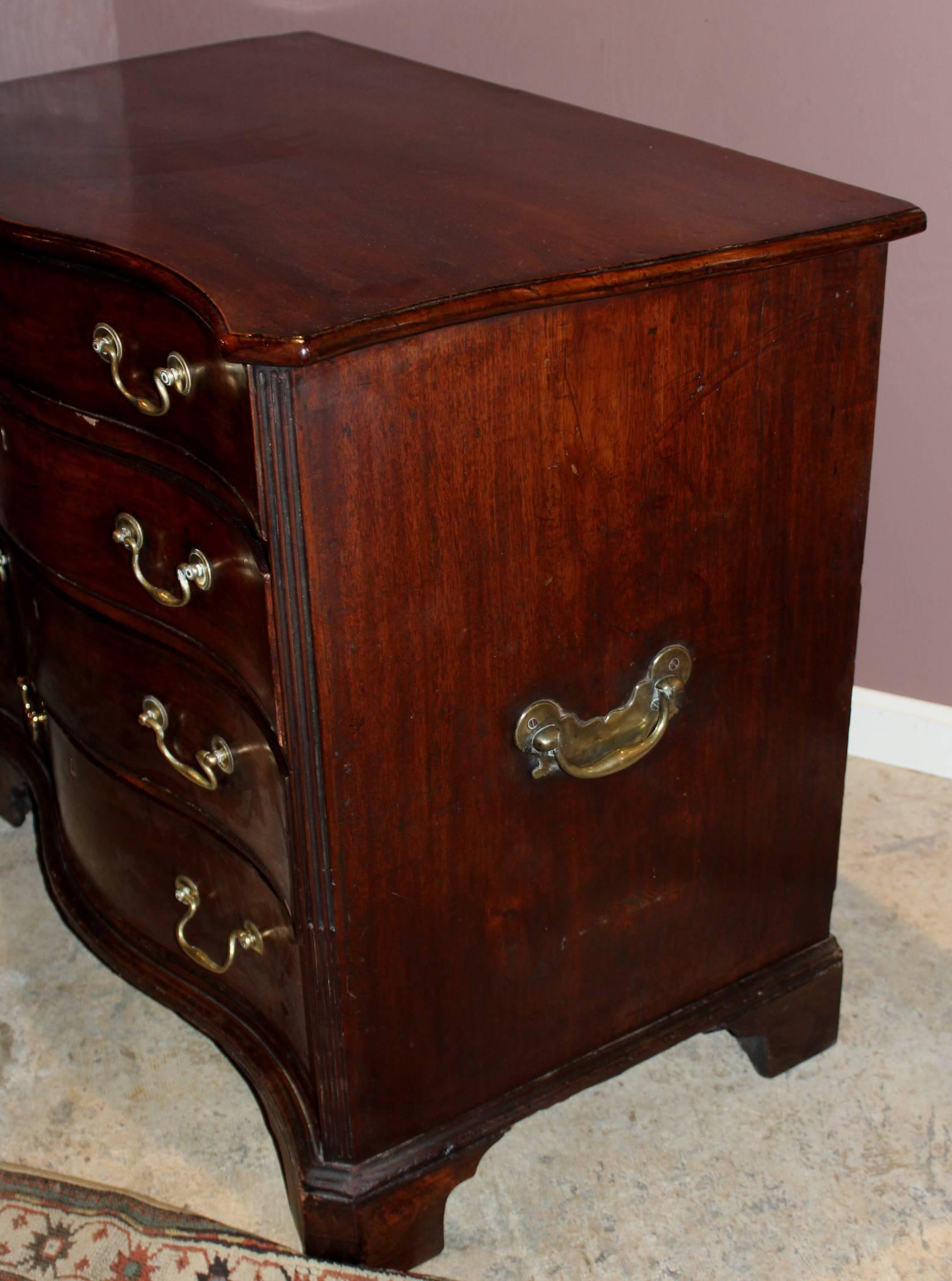 18th Century English Mahogany Serpentine Four Drawer Chest of Superb Proportion In Good Condition In Milford, NH