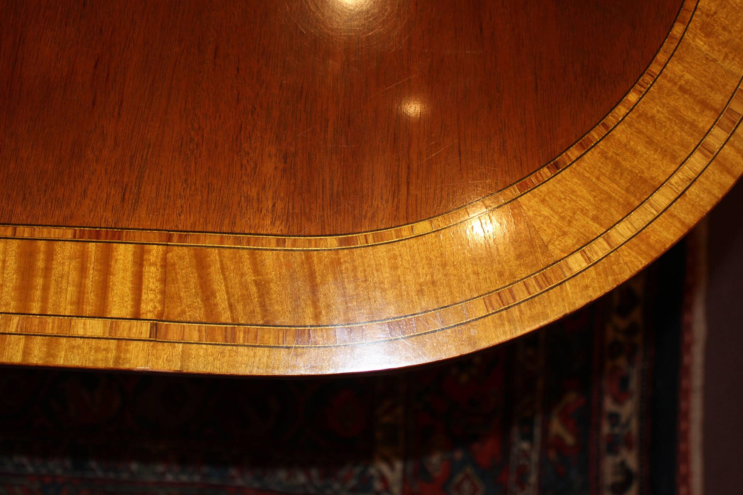 Splendid Double Banded Mahogany and Satinwood Double Pedestal Dining Table In Excellent Condition In Milford, NH