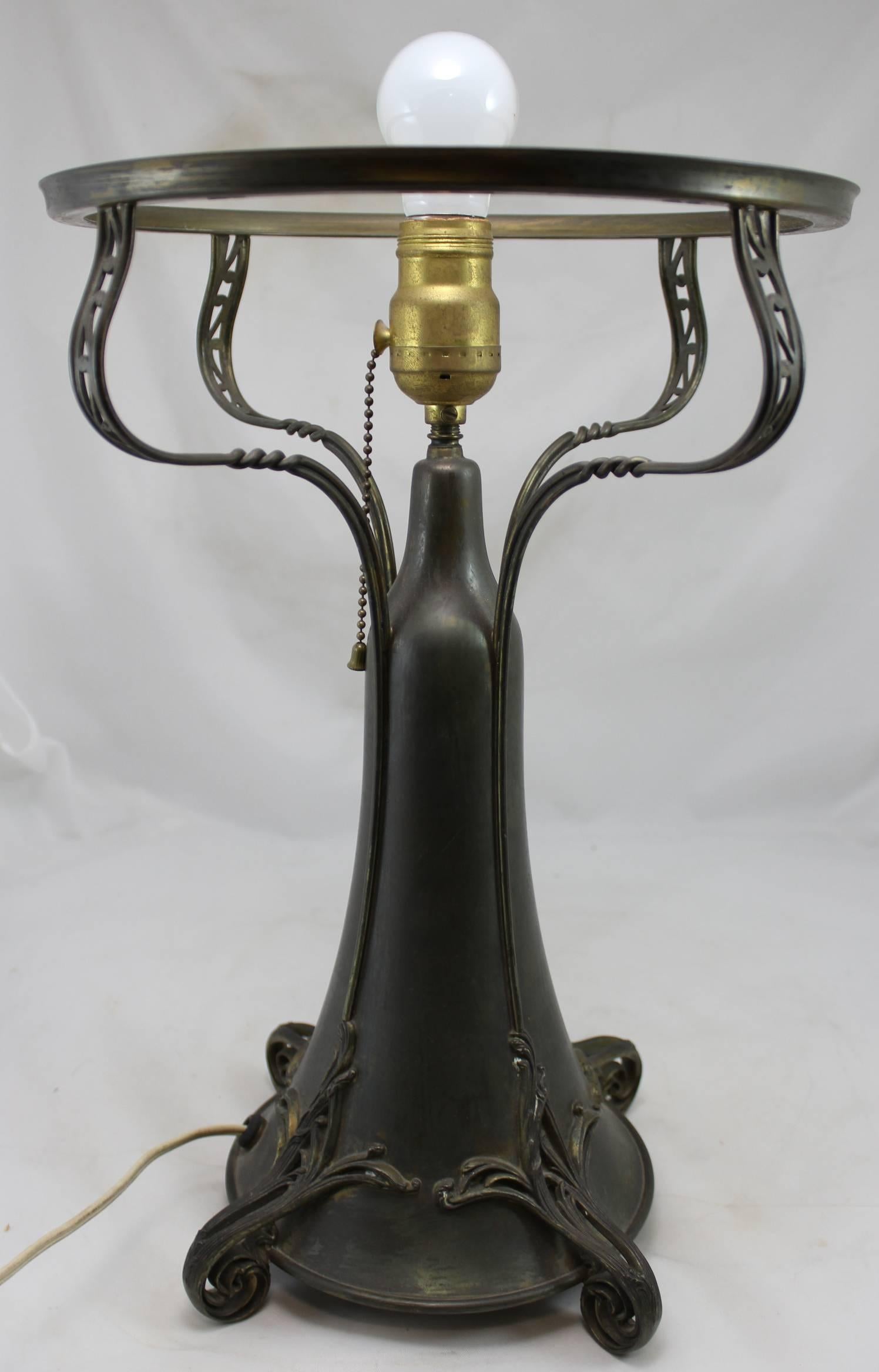 Art Nouveau Pairpoint Dome Shade Table Lamp with Oak Leaf and Acorn Motif In Good Condition In Milford, NH