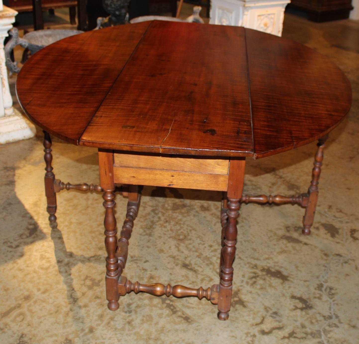William and Mary Style American Tiger Maple Gateleg Table Fitted with Drawers In Good Condition In Milford, NH