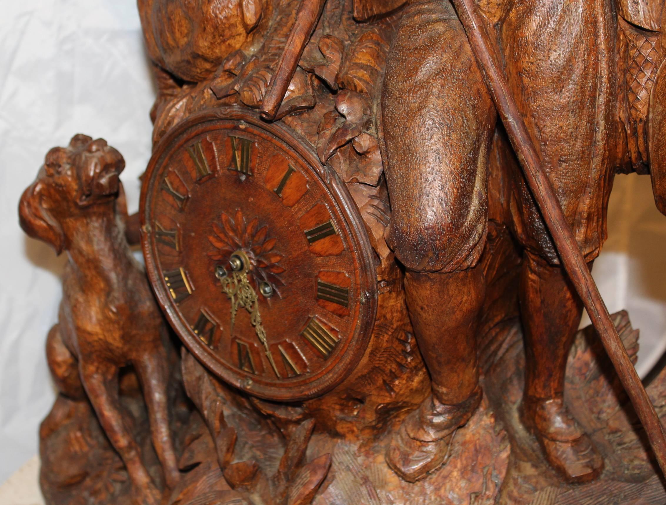 Sculpté à la main Pendule de cheminée ou d'étagère monumentale sculptée de la Forêt-Noire avec chasseur et chien