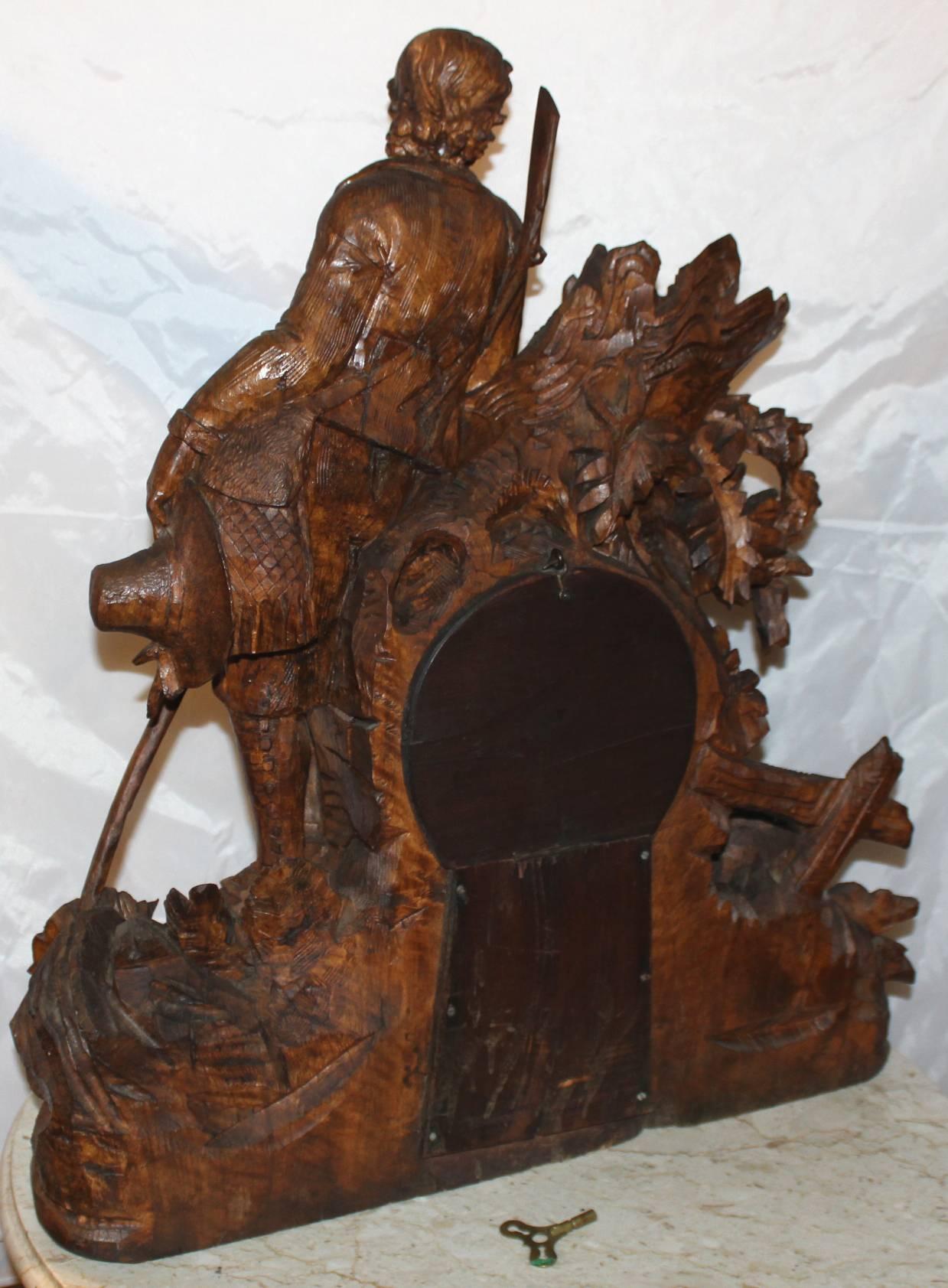 XIXe siècle Pendule de cheminée ou d'étagère monumentale sculptée de la Forêt-Noire avec chasseur et chien