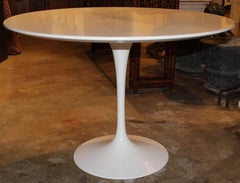 Table de salle à manger et quatre chaises tulipes par Eero Saarinen, Knoll Mid-Century Modern