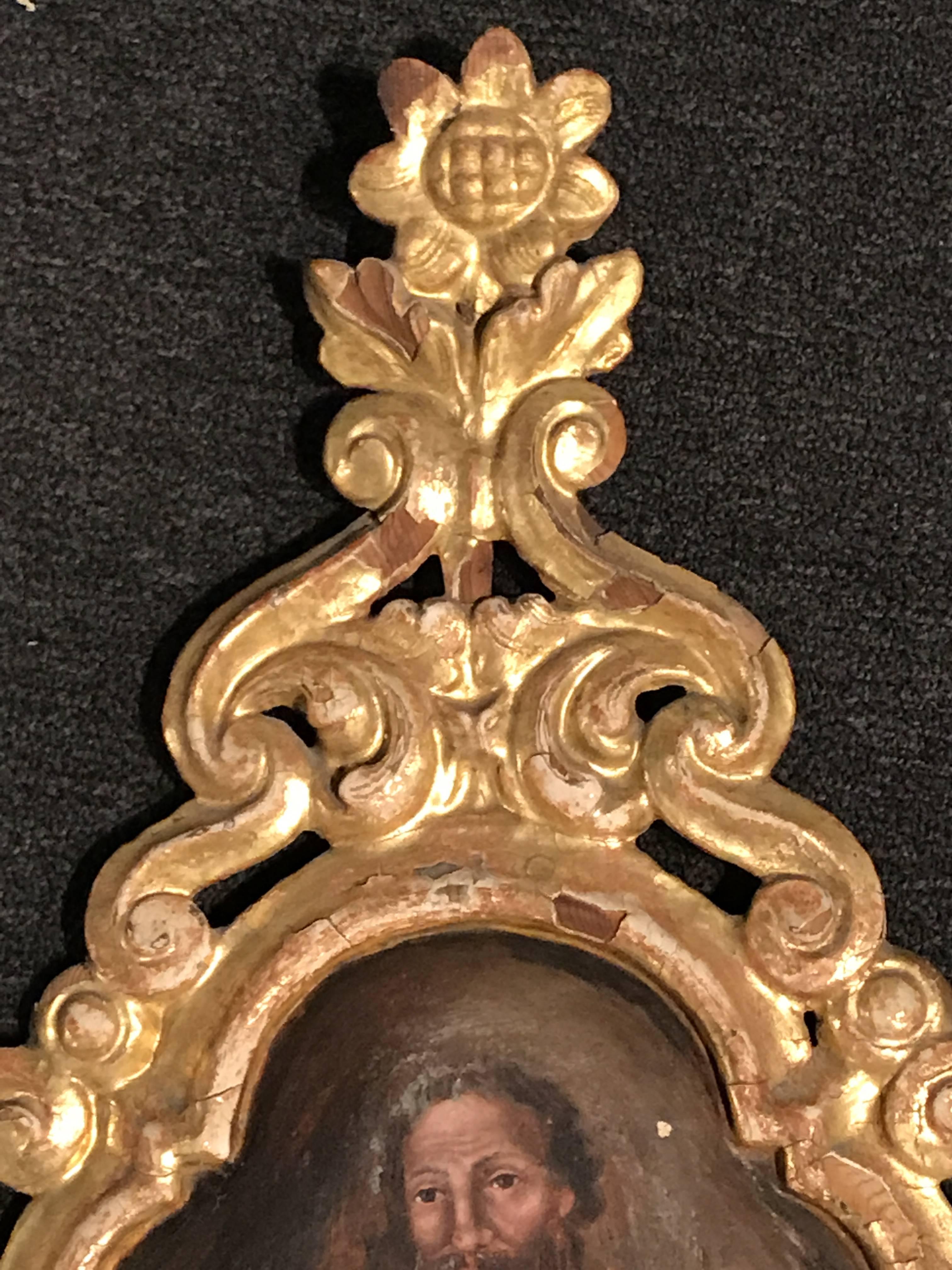Barocco Coppia di pannelli in legno dorato dipinto in stile barocco continentale raffiguranti santi in vendita