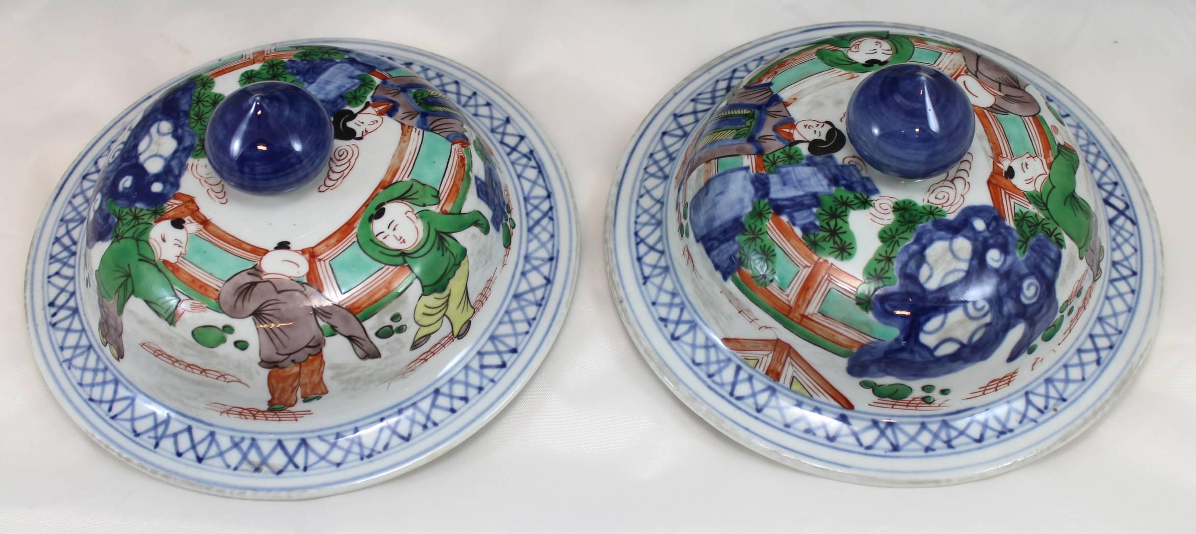 Pair of 19th Century Chinese Qing Dynasty Polychrome Covered Porcelain Jars In Excellent Condition In Milford, NH