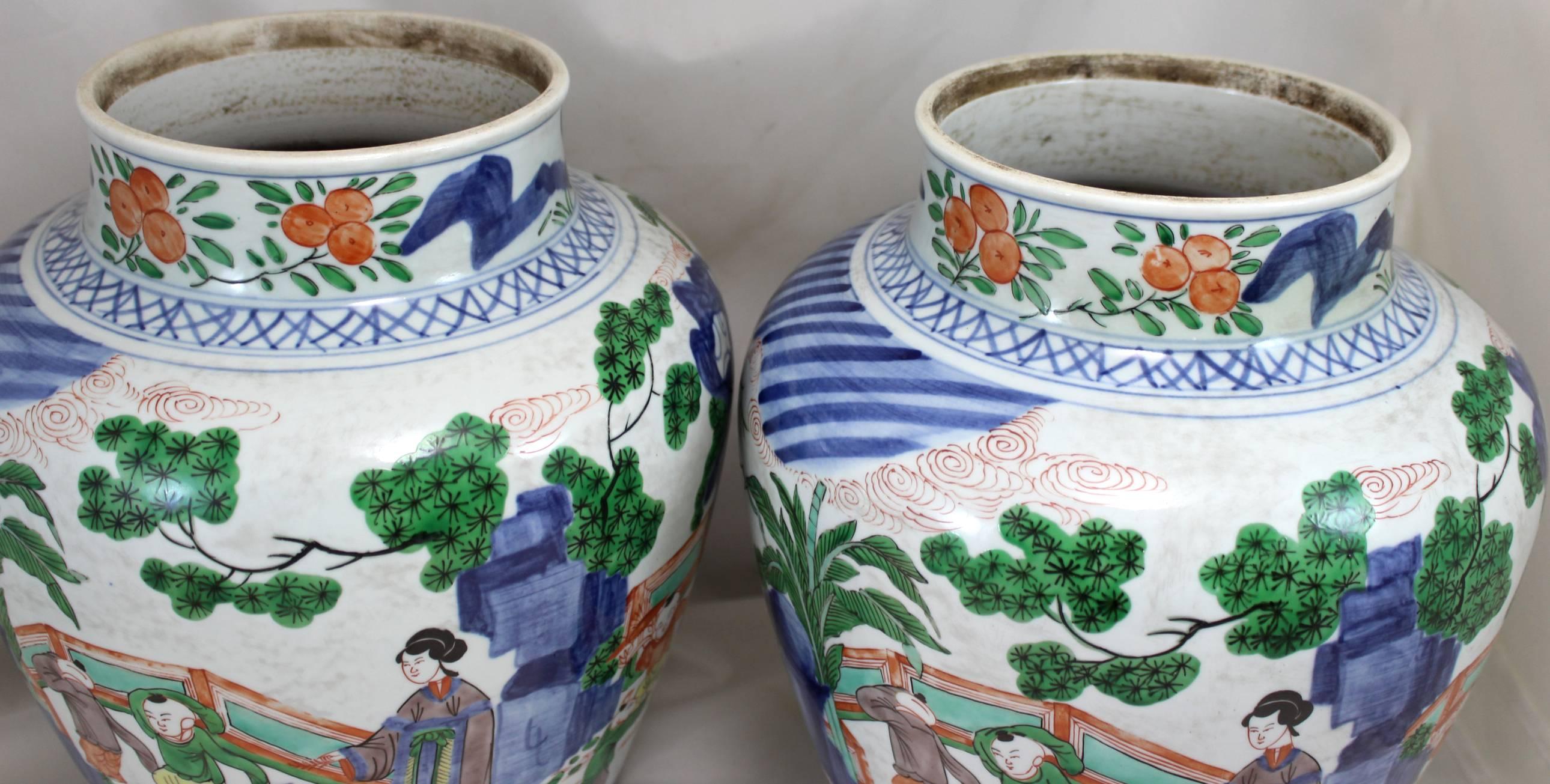 Pair of 19th Century Chinese Qing Dynasty Polychrome Covered Porcelain Jars 1