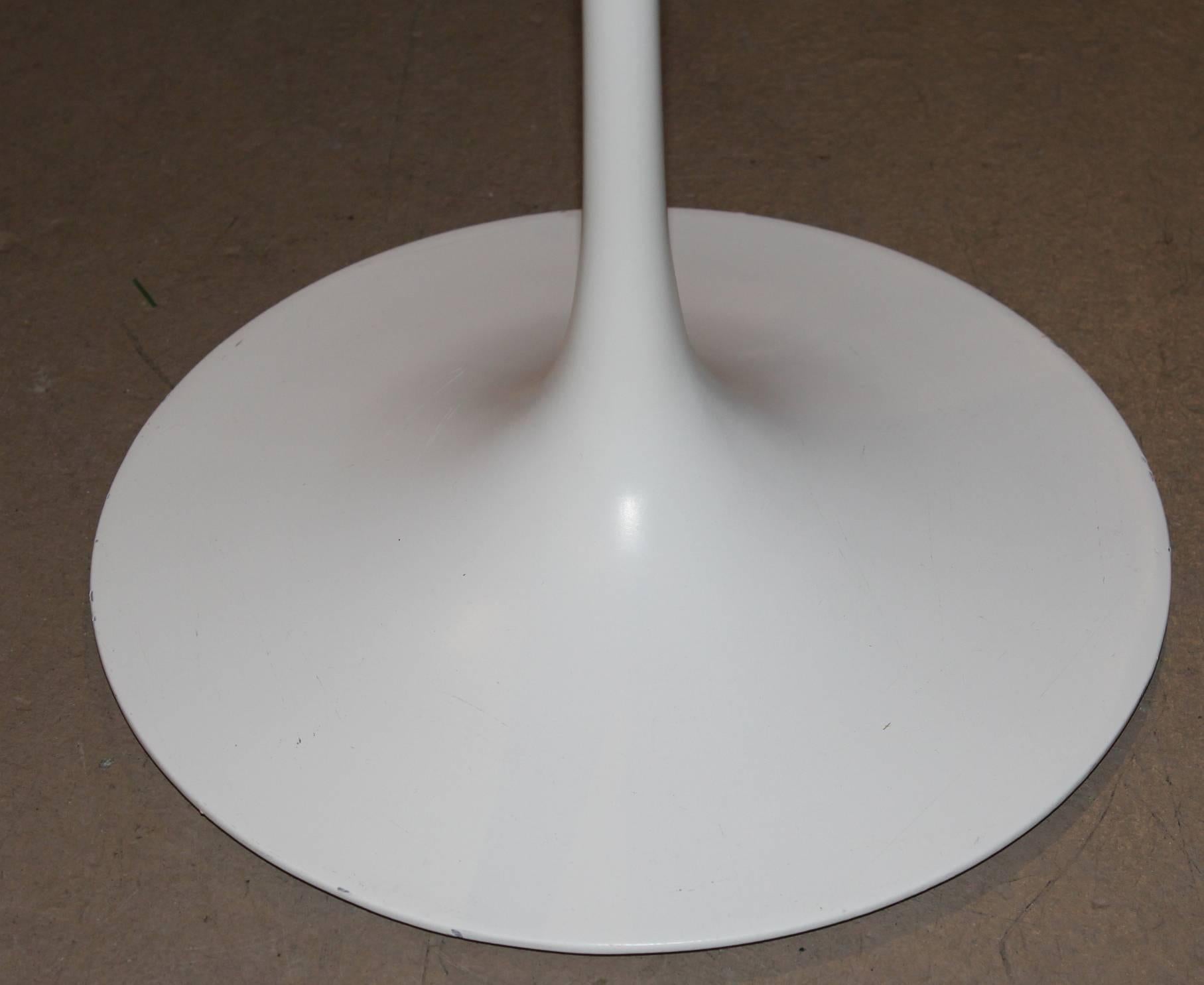 Modern Knoll Tulip Oval Side Table by Eero Saarinen, circa 1979 For Sale