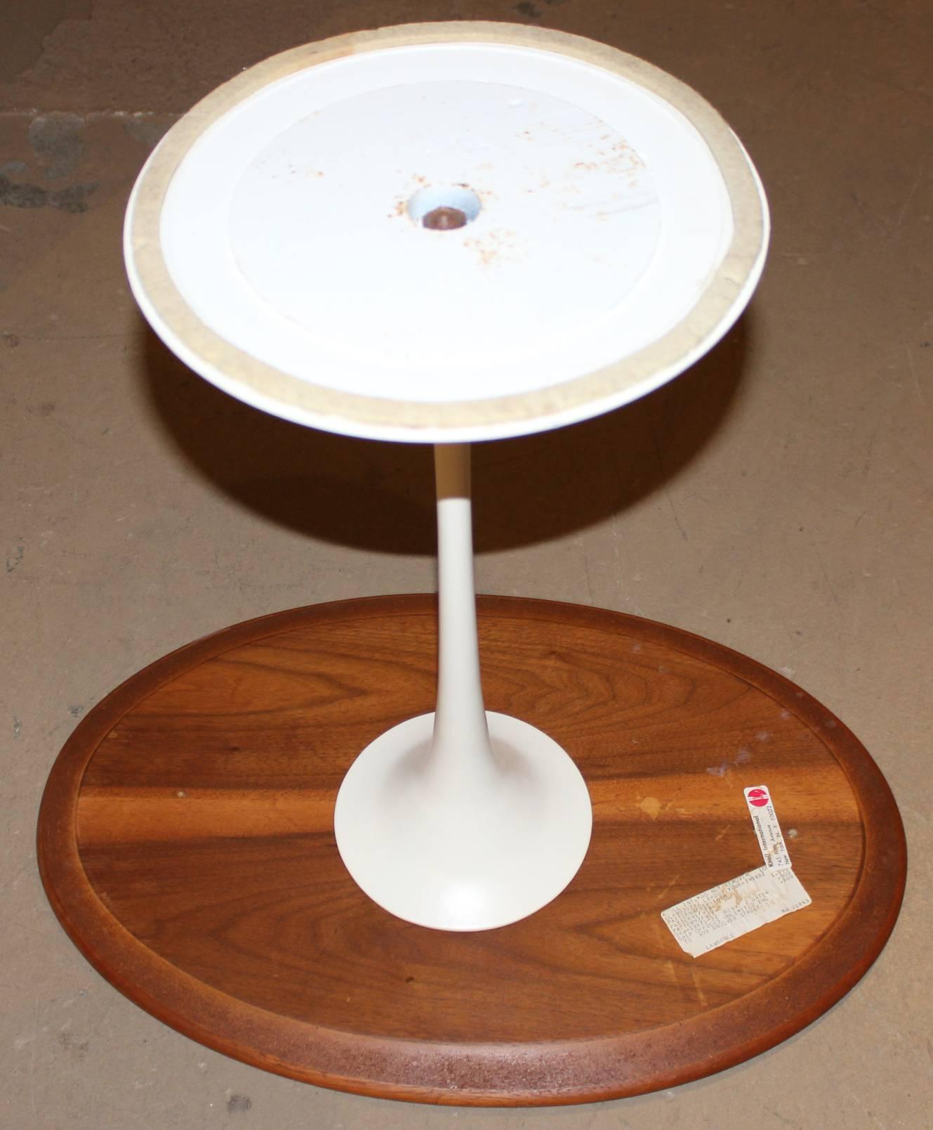 American Knoll Tulip Oval Side Table by Eero Saarinen, circa 1979 For Sale