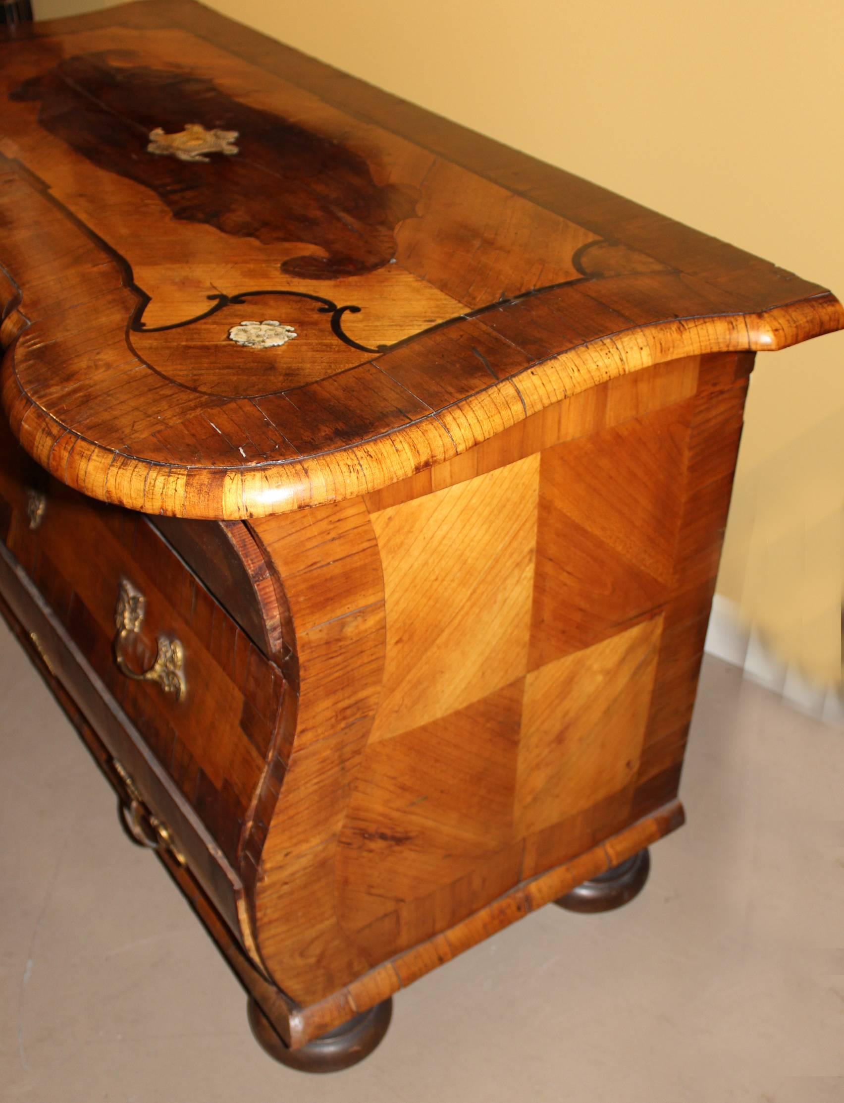 18th Century German Walnut Commode with Contrasting Marquetry Inlay For Sale 1