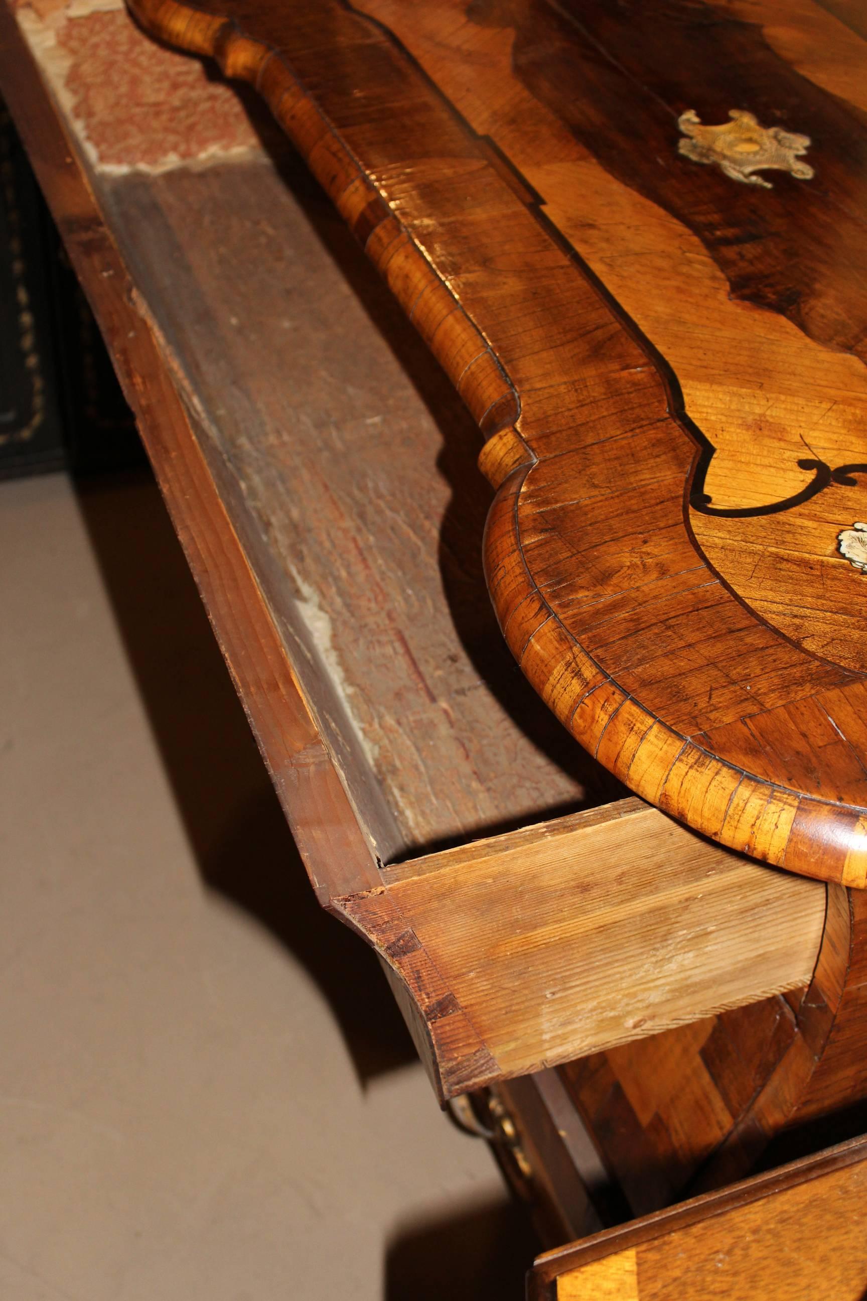 18th Century German Walnut Commode with Contrasting Marquetry Inlay For Sale 2