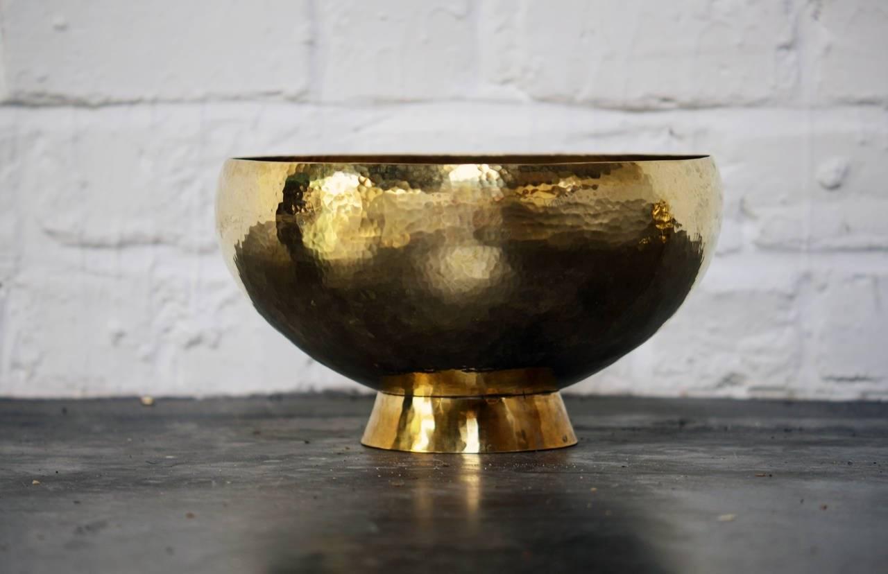 Large round hammered brass bowl. Produced and handcrafted in Sweden by Rober Essen in the 1970s. Signed on the feet.