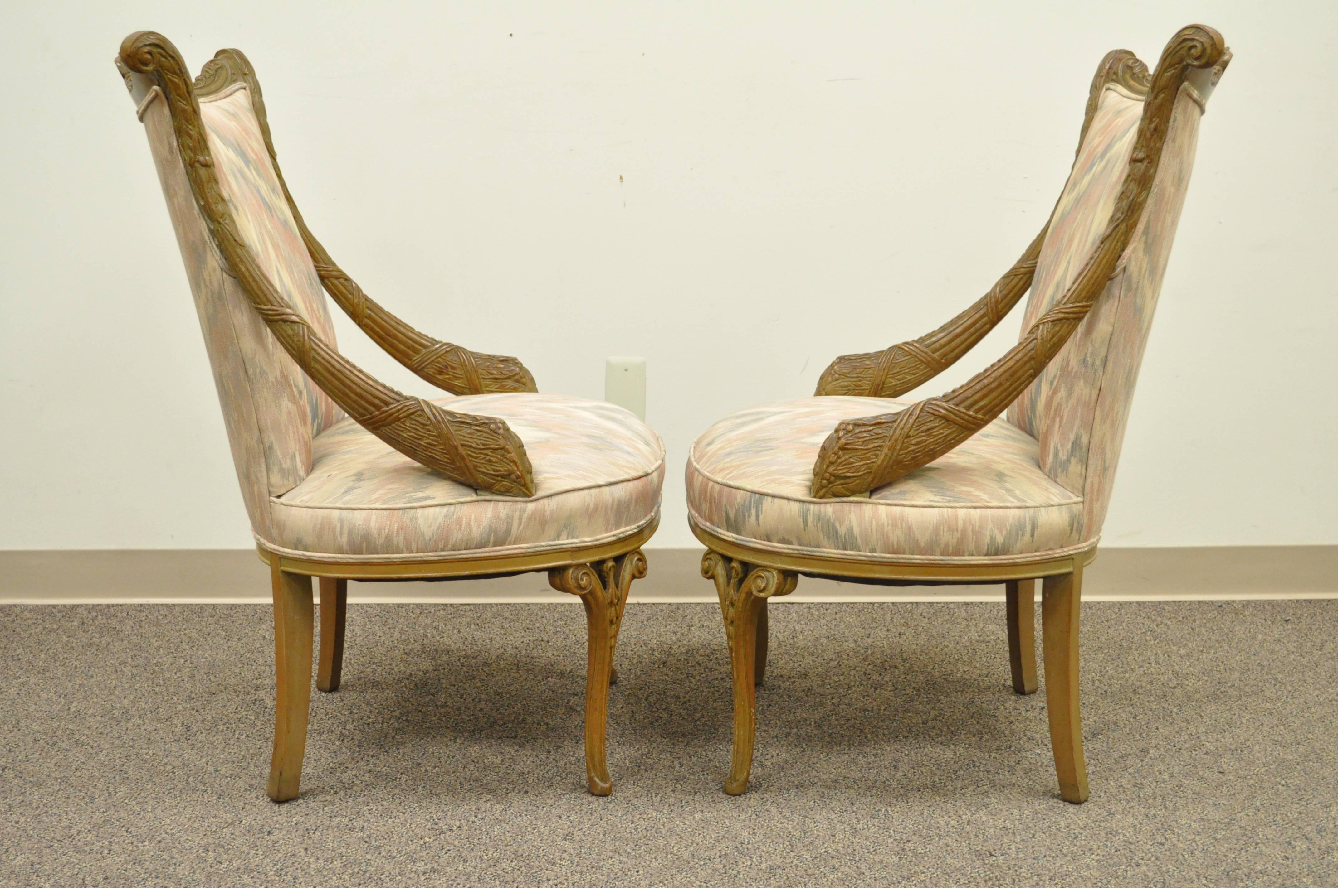 Great Pair of Vintage Hollywood Regency geschnitzt Mahagoni Wohnzimmer Stühle zugeschrieben Grosfeld House. Das Paar verfügt über schräge Hüftstützen in Form eines Füllhorns, offene geschnitzte Beine und Rahmen mit geschnitzten Drapierungen und