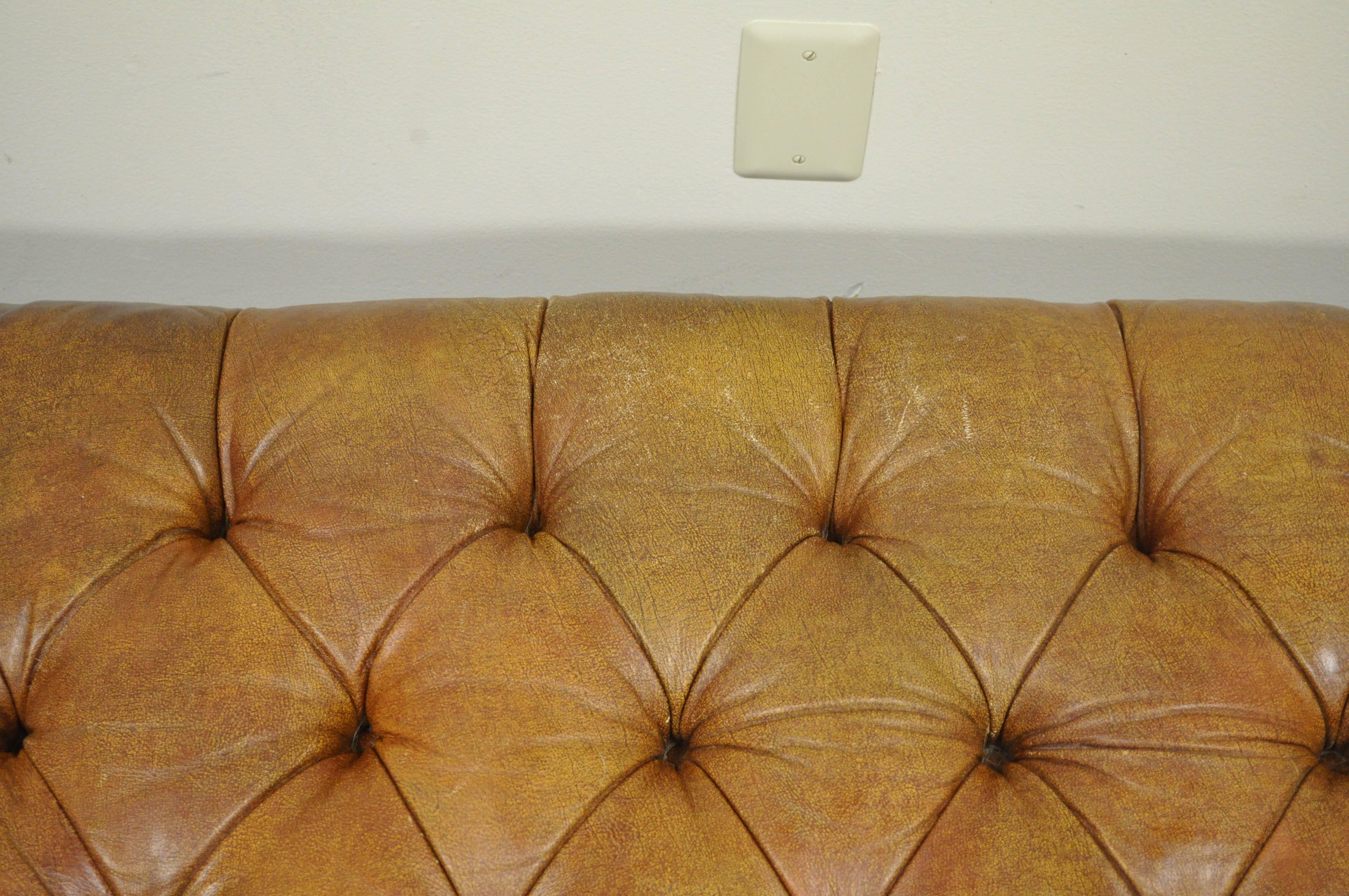 Henredon Rolled Arm English Style Button Tufted Brown Leather Chesterfield Sofa In Good Condition In Philadelphia, PA