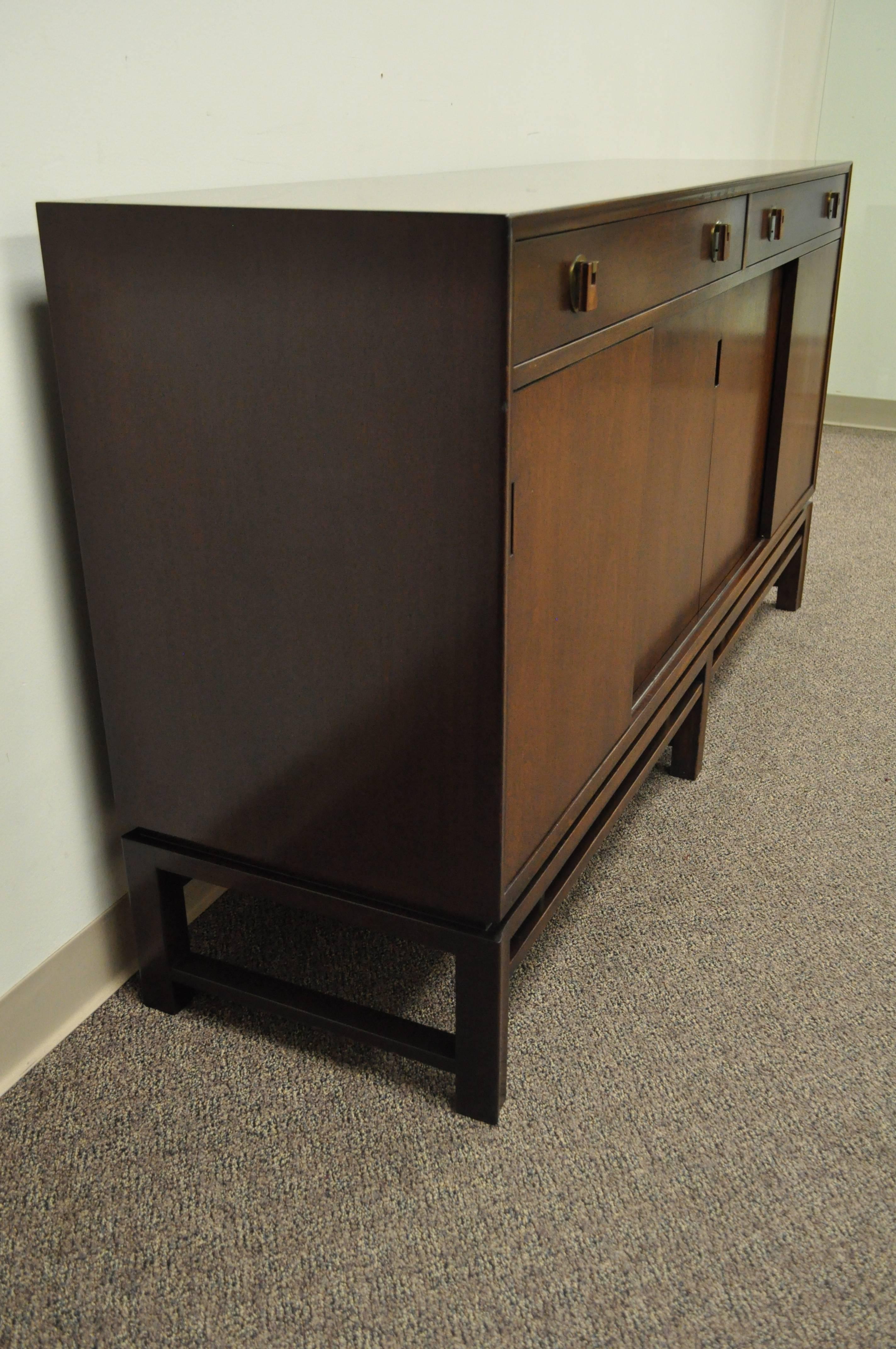 Edward Wormley for Dunbar Mahogany Sliding Door Sideboard or Credenza Cabinet In Good Condition For Sale In Philadelphia, PA