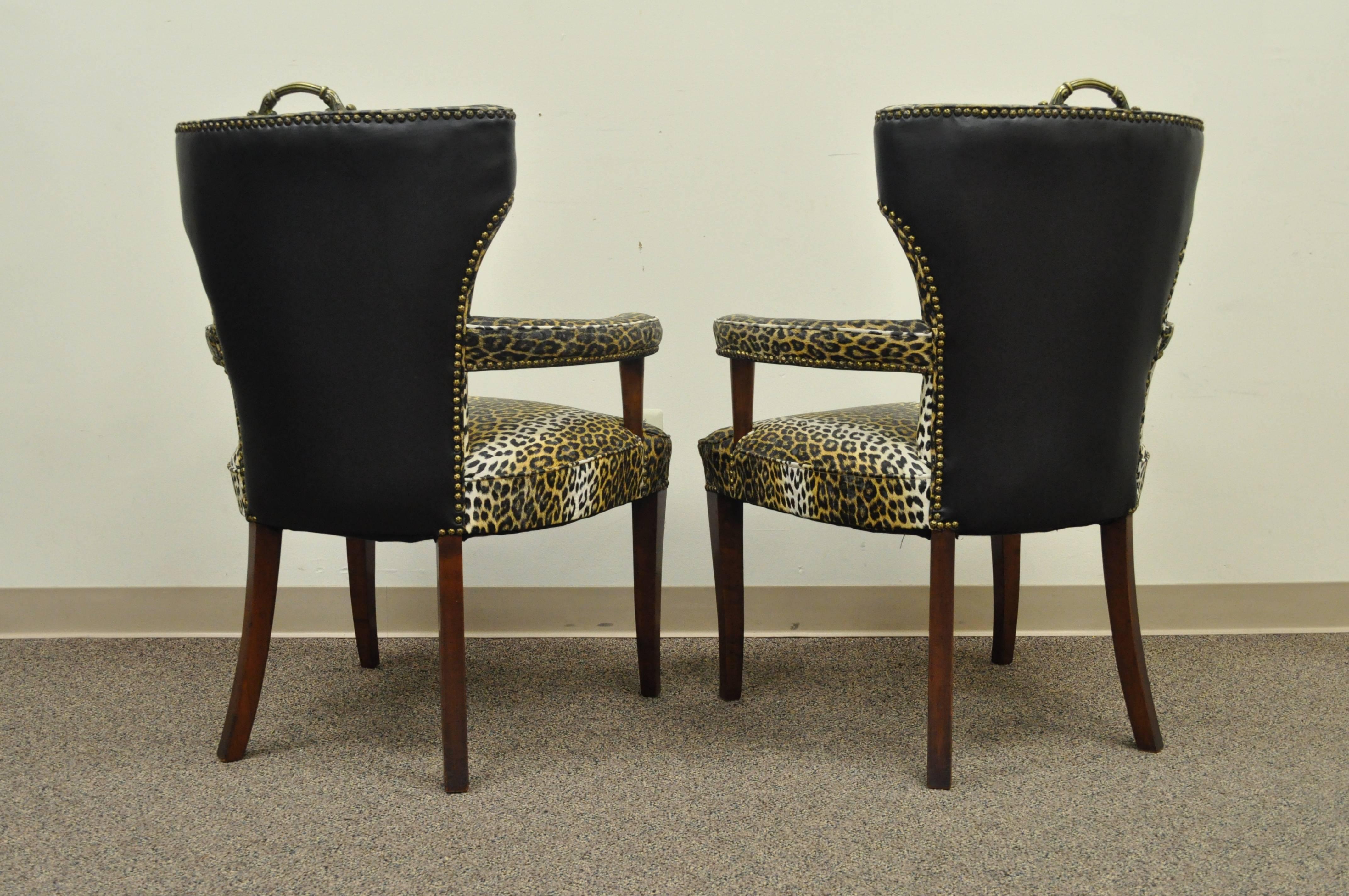 Paar Dorothy Draper Hollywood Regency-Sessel aus gebogenem Vinyl mit Leopardenmuster (Mitte des 20. Jahrhunderts) im Angebot