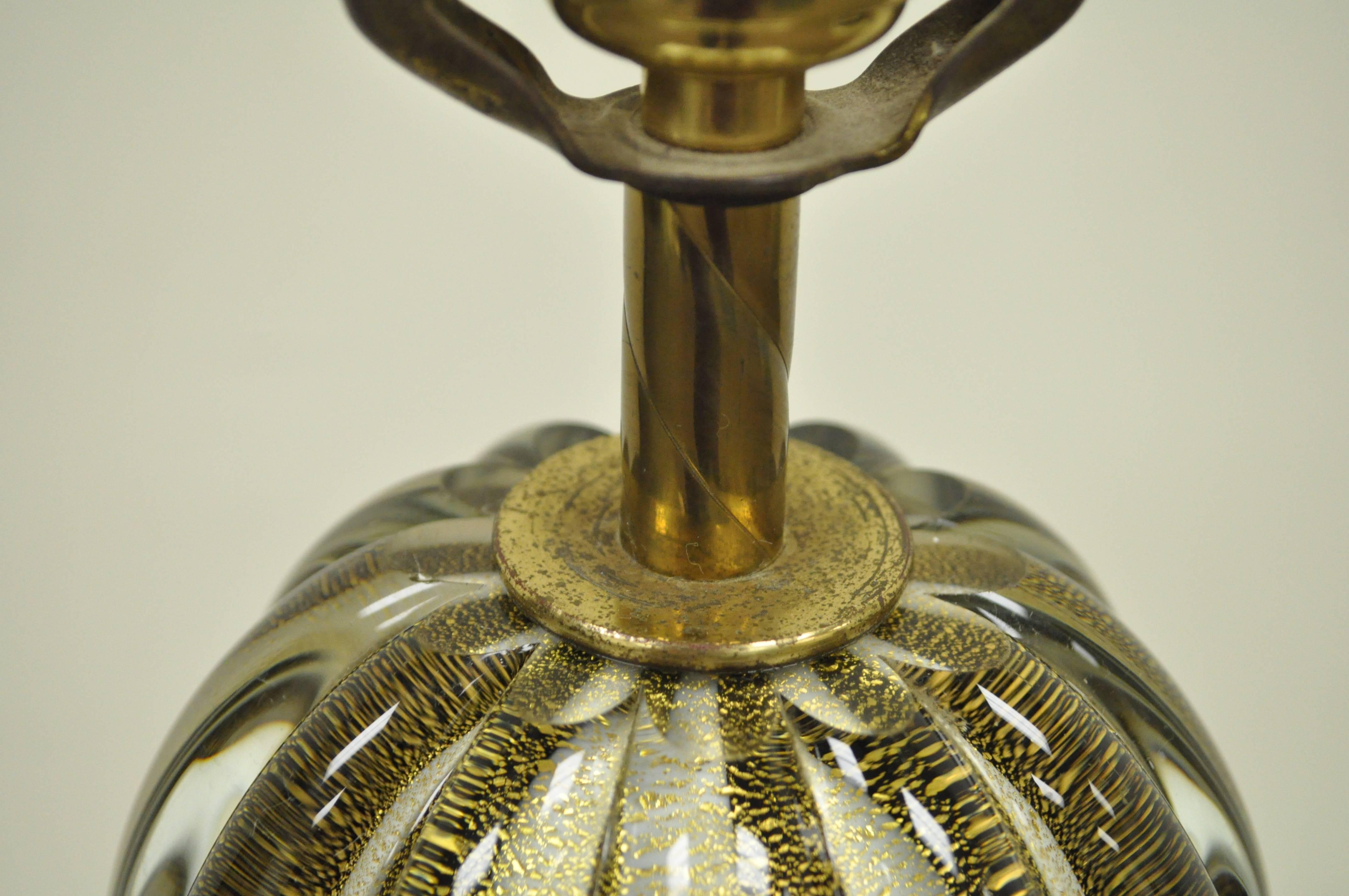 Italian Murano Blown Glass Gold Fleck Mid Century Modern Teardrop Table Lamp In Good Condition For Sale In Philadelphia, PA