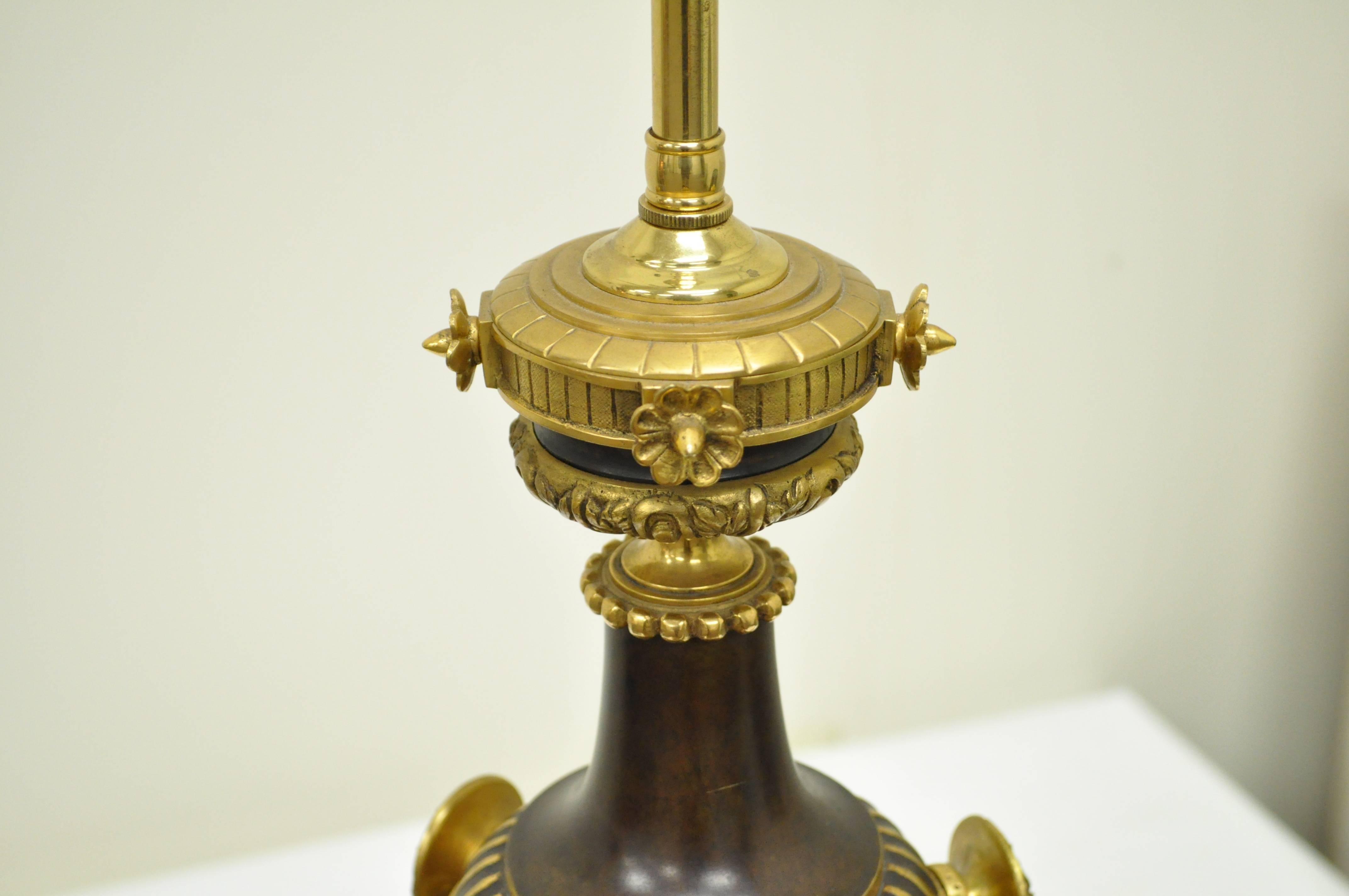 Paire de lampes de bureau néoclassiques françaises en forme d'urne en bronze doré du 19ème siècle Excellent état - En vente à Philadelphia, PA