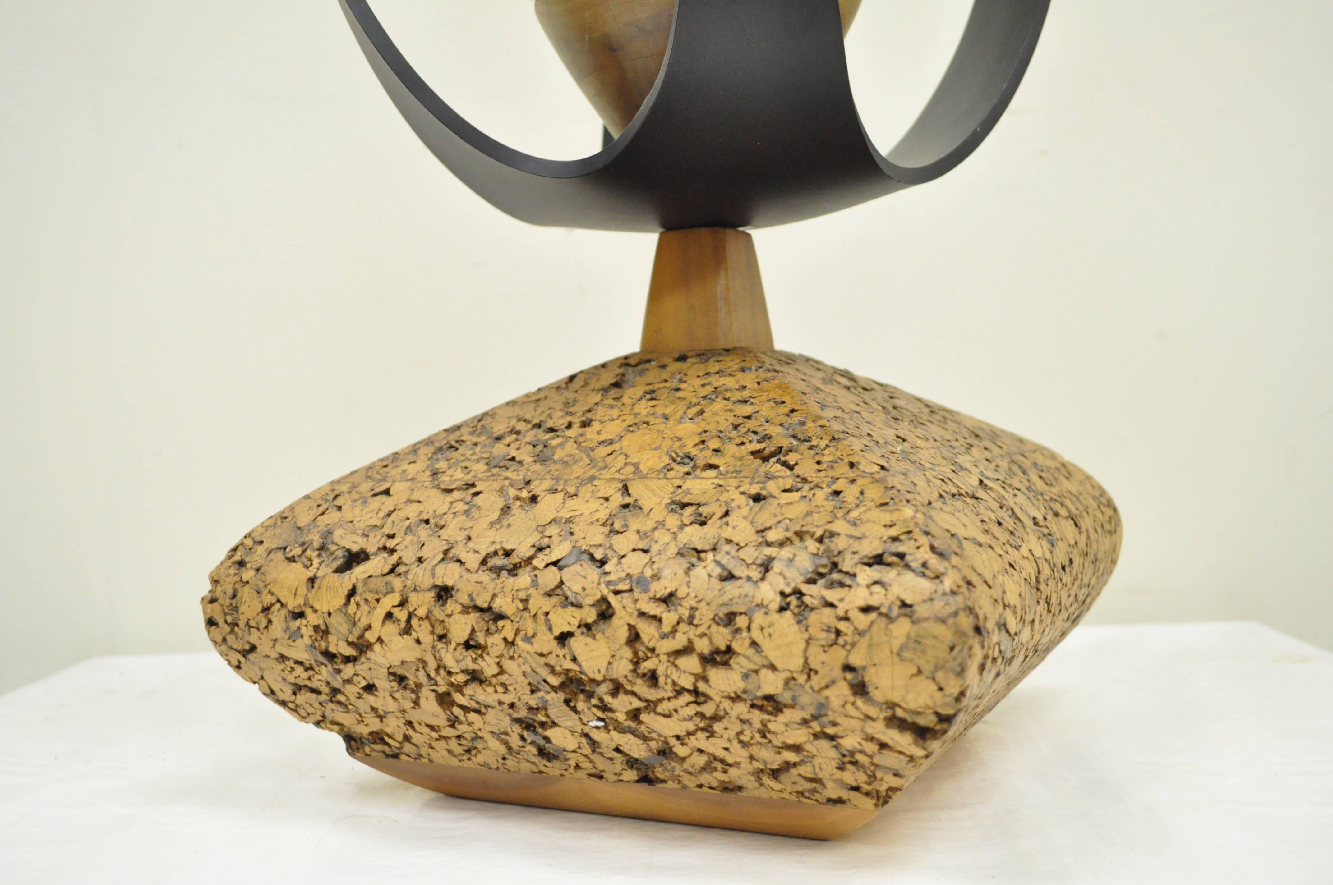 Lynard of California Cork Crackled Glass Walnut Atomic Era Modern Egg Table Lamp In Excellent Condition For Sale In Philadelphia, PA